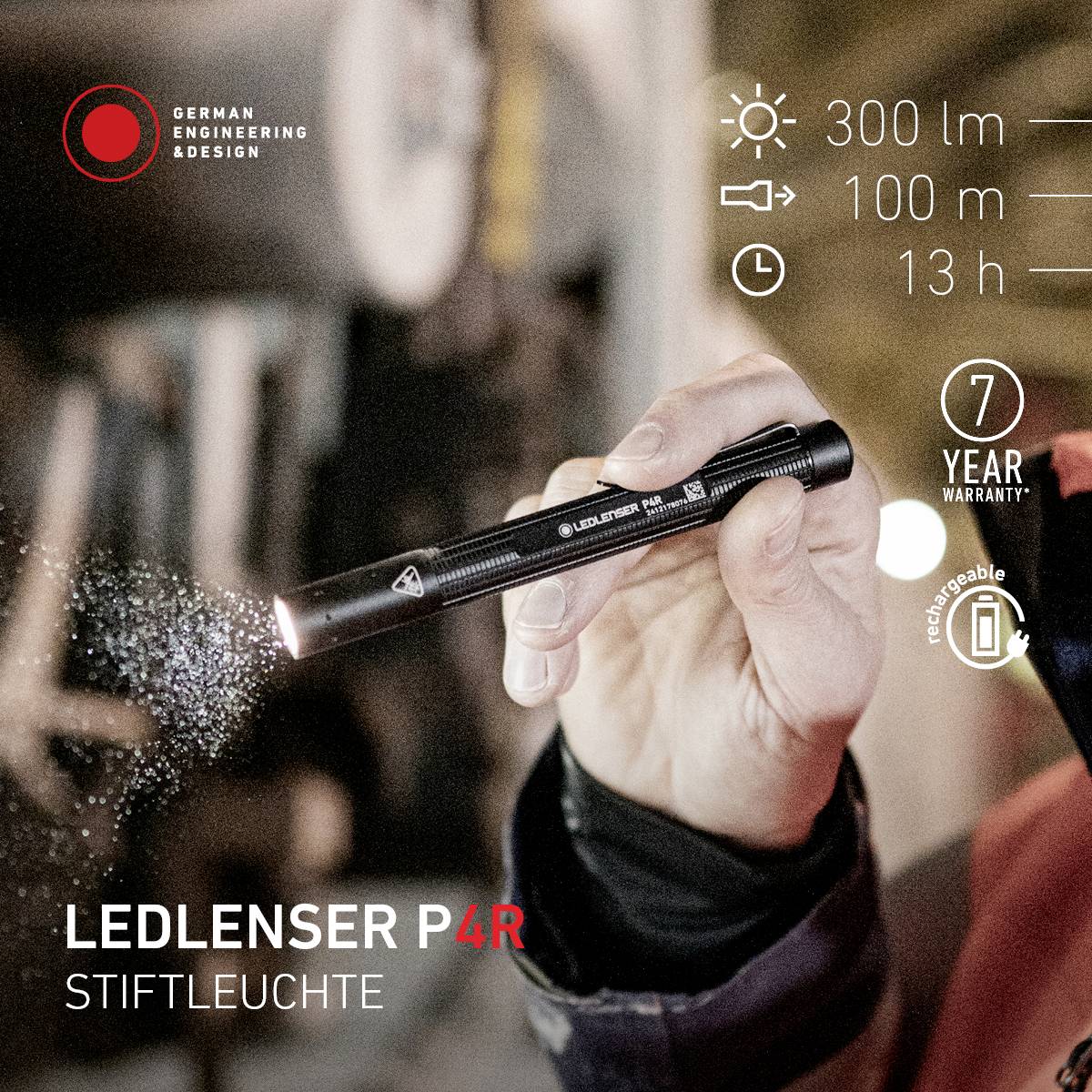 Eine Hand hält eine LED-Taschenlampe. Text hebt Merkmale hervor: '300 lm', '100 m' Reichweite, '7 Jahre Garantie'.