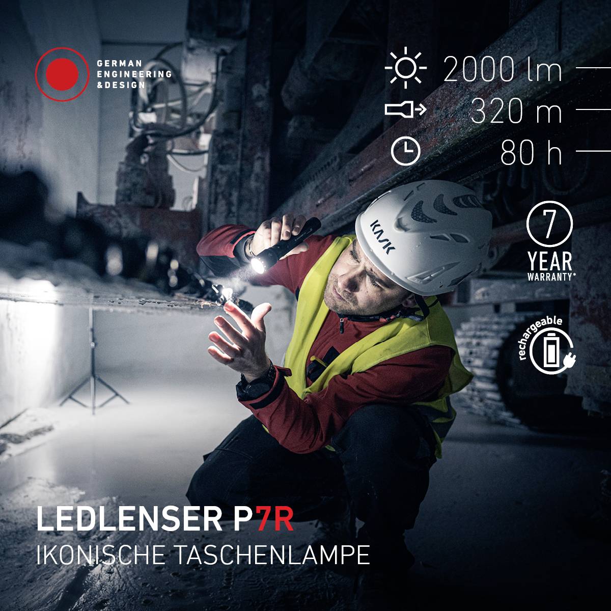 Arbeiter mit Helm überprüft eine LED-Taschenlampe in einem dunklen, industriellen Umfeld. Text: 'LEDLENSER P7R Ikonische Taschenlampe'. Symbole zeigen Lichtleistung und Garantie.