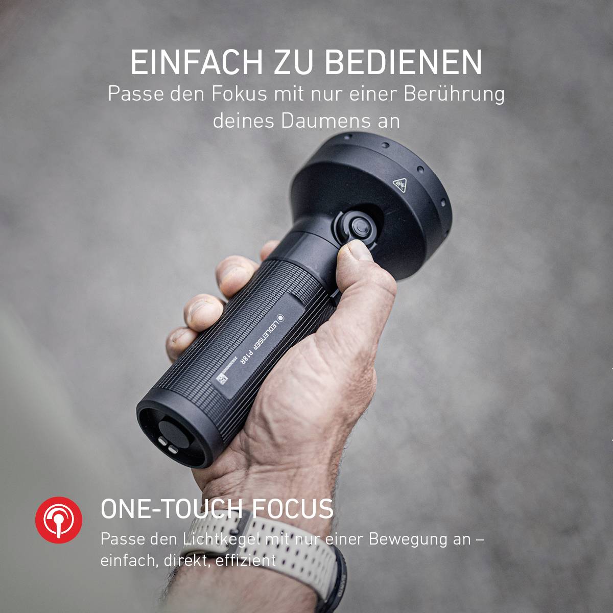 Hand hält eine Taschenlampe, die als 'einfach zu bedienen' beworben wird. Text beschreibt die Fokusverstellung durch Daumenberührung.