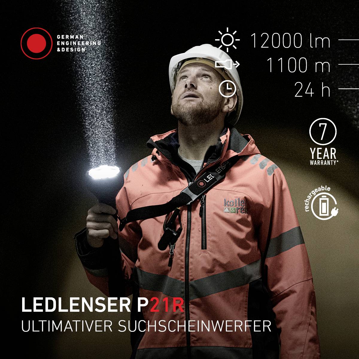 Ein Mann in Schutzjacke hält eine leistungsstarke LED-Taschenlampe. Text: 'LEDLENSER P21R Ultimativer Suchscheinwerfer'. 12000 lm, 1100 m, 24 h, 7 Jahre Garantie.