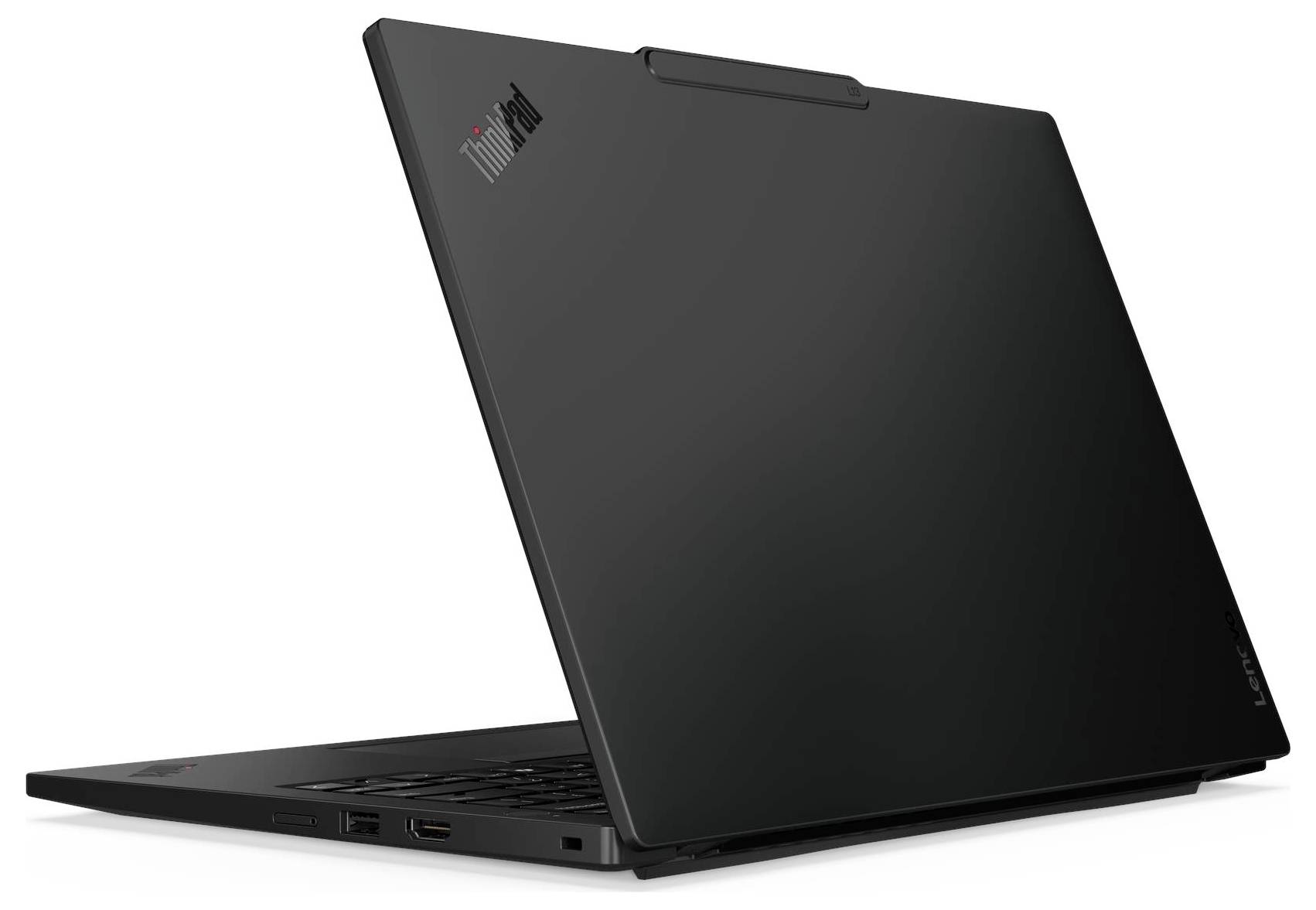 Ein schwarzer Laptop, teilweise geöffnet, der das 'ThinkPad' Logo auf dem Deckel zeigt. Der Laptop ist so gewinkelt, dass die Anschlüsse an der Seite sichtbar sind.