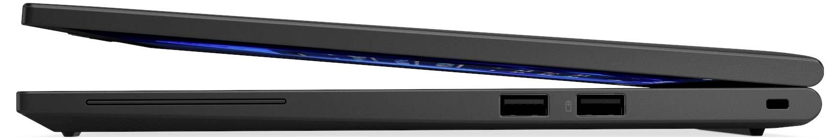 Ein teilweise geöffneter schwarzer Laptop, von der Seite betrachtet, der sein schlankes Design und zwei USB-Anschlüsse auf der rechten Seite zeigt.