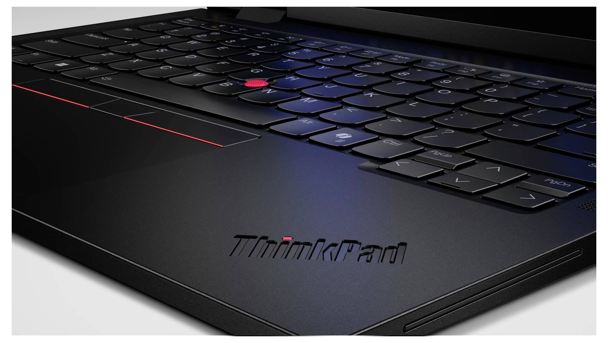 Ein Nahaufnahmebild einer schwarzen Laptop-Tastatur, die den roten Trackpoint in der Mitte und das 'ThinkPad'-Logo auf der Handauflage hervorhebt.