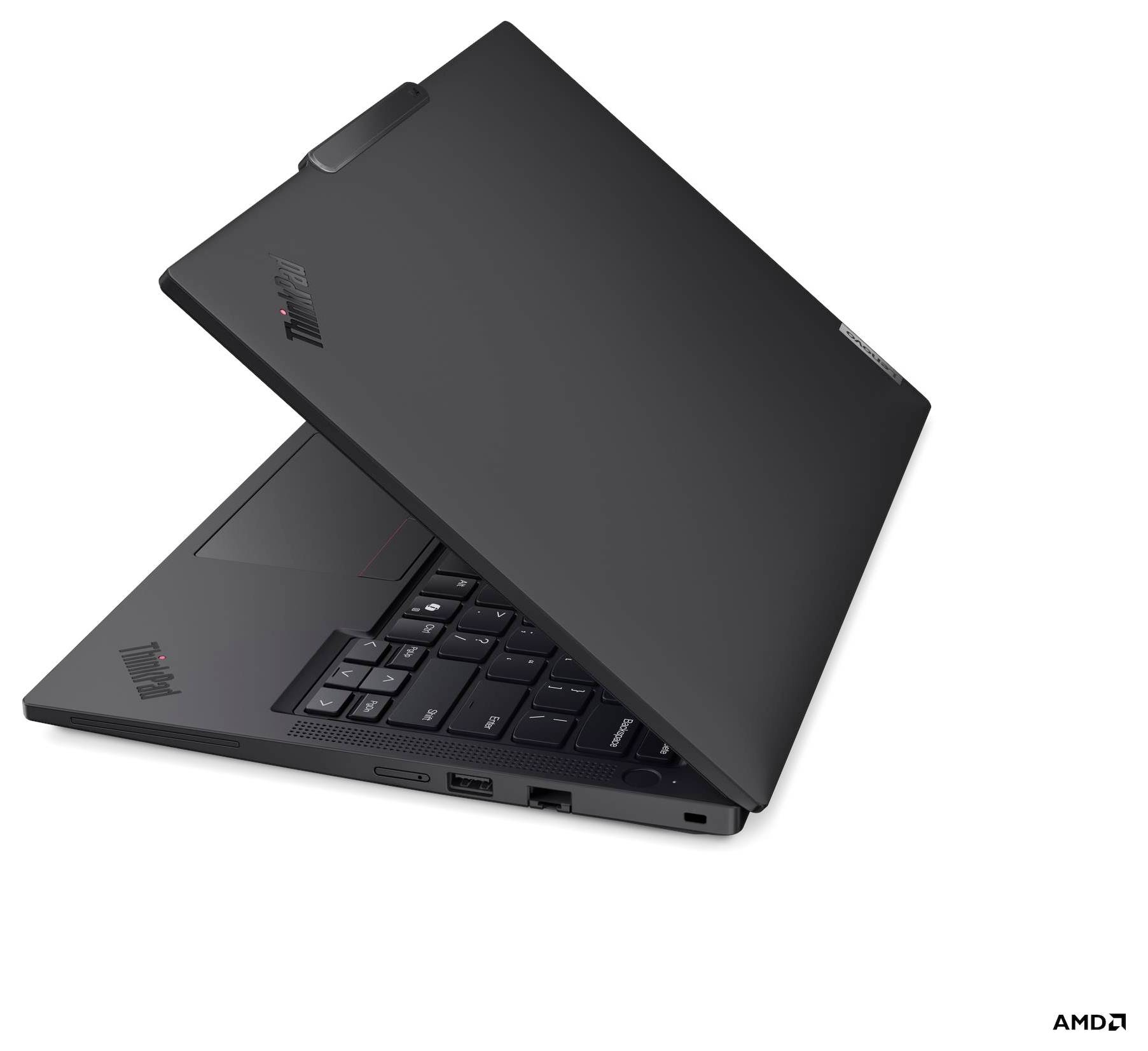 Ein geschlossener schwarzer Laptop, leicht geöffnet, wodurch ein Teil der Tastatur sichtbar wird, mit einem auffälligen Logo in der Ecke und einer AMD-Markierung.