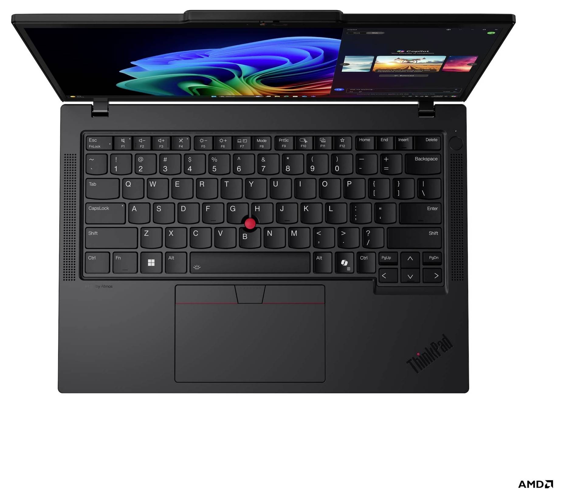 Ein Laptop mit einer schwarzen Tastatur, rotem Pointing Stick und einem geöffneten Bildschirm, der leuchtende Farben zeigt. Das AMD-Logo ist in der Ecke sichtbar.
