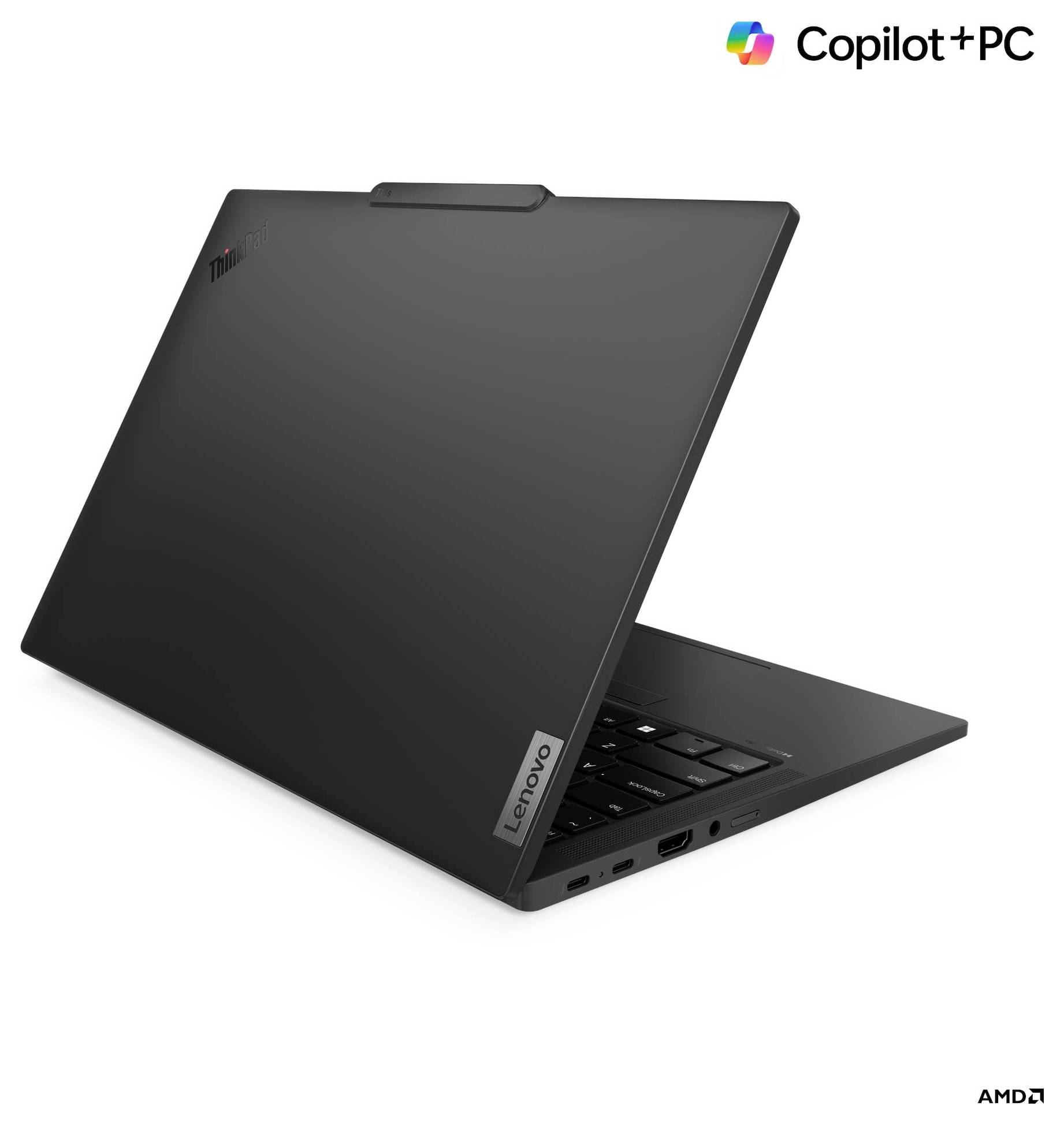 Ein schlanker, teilweise geöffneter Lenovo-Laptop mit minimalistischem Design, der das 'Copilot PC'-Logo auf einem weißen Hintergrund in der oberen rechten Ecke präsentiert.