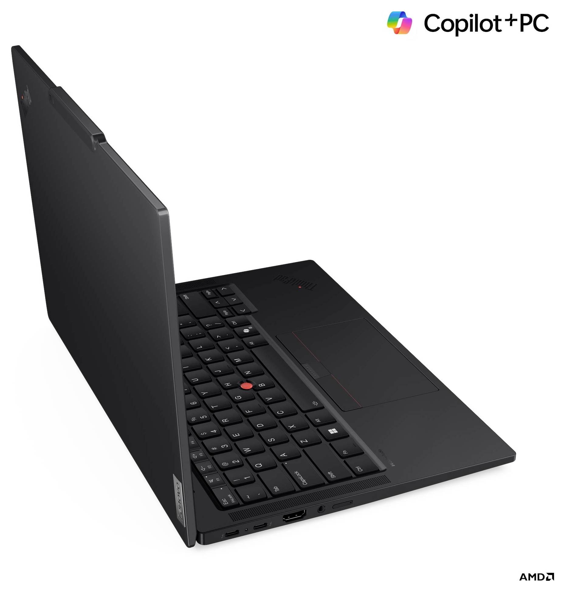 Ein schwarzer Laptop, der teilweise geöffnet ist und Tastatur und Touchpad zeigt, mit dem 'Copilot + PC' Logo.