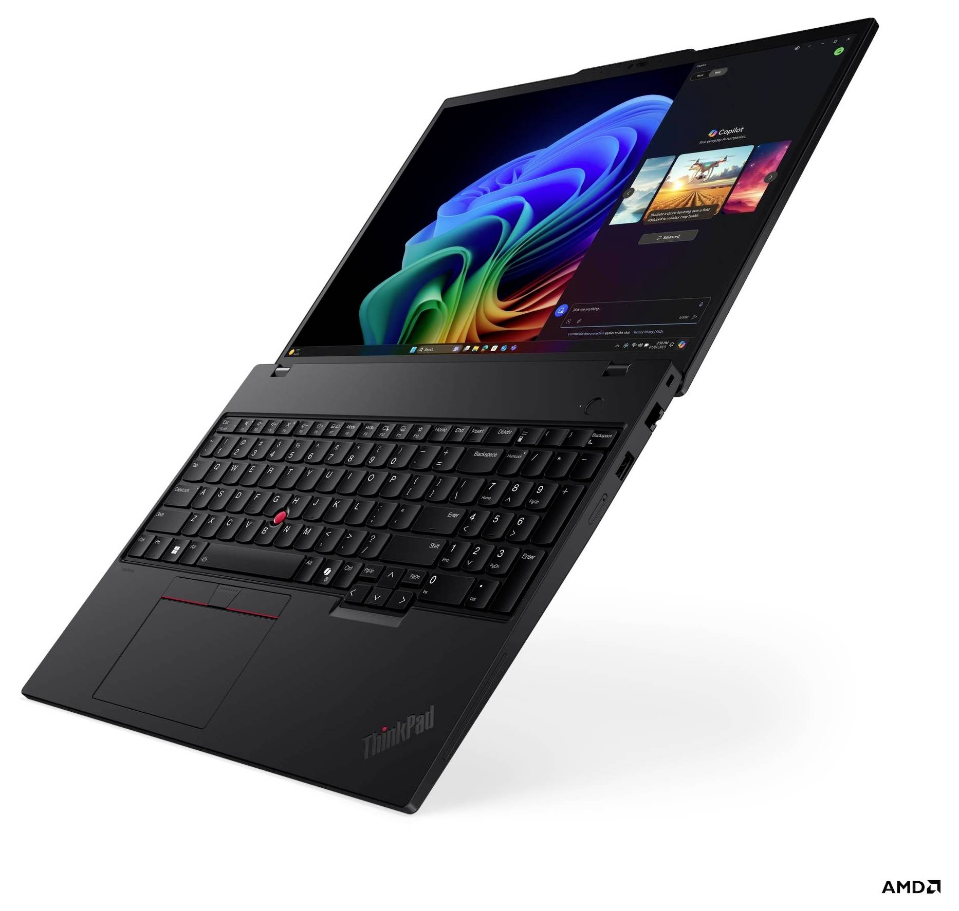 Ein schwarzer Laptop, der bunte Grafiken auf dem Bildschirm zeigt, mit einer vollständigen Tastatur und einem roten Trackpoint, wobei das AMD-Logo unten rechts platziert ist.