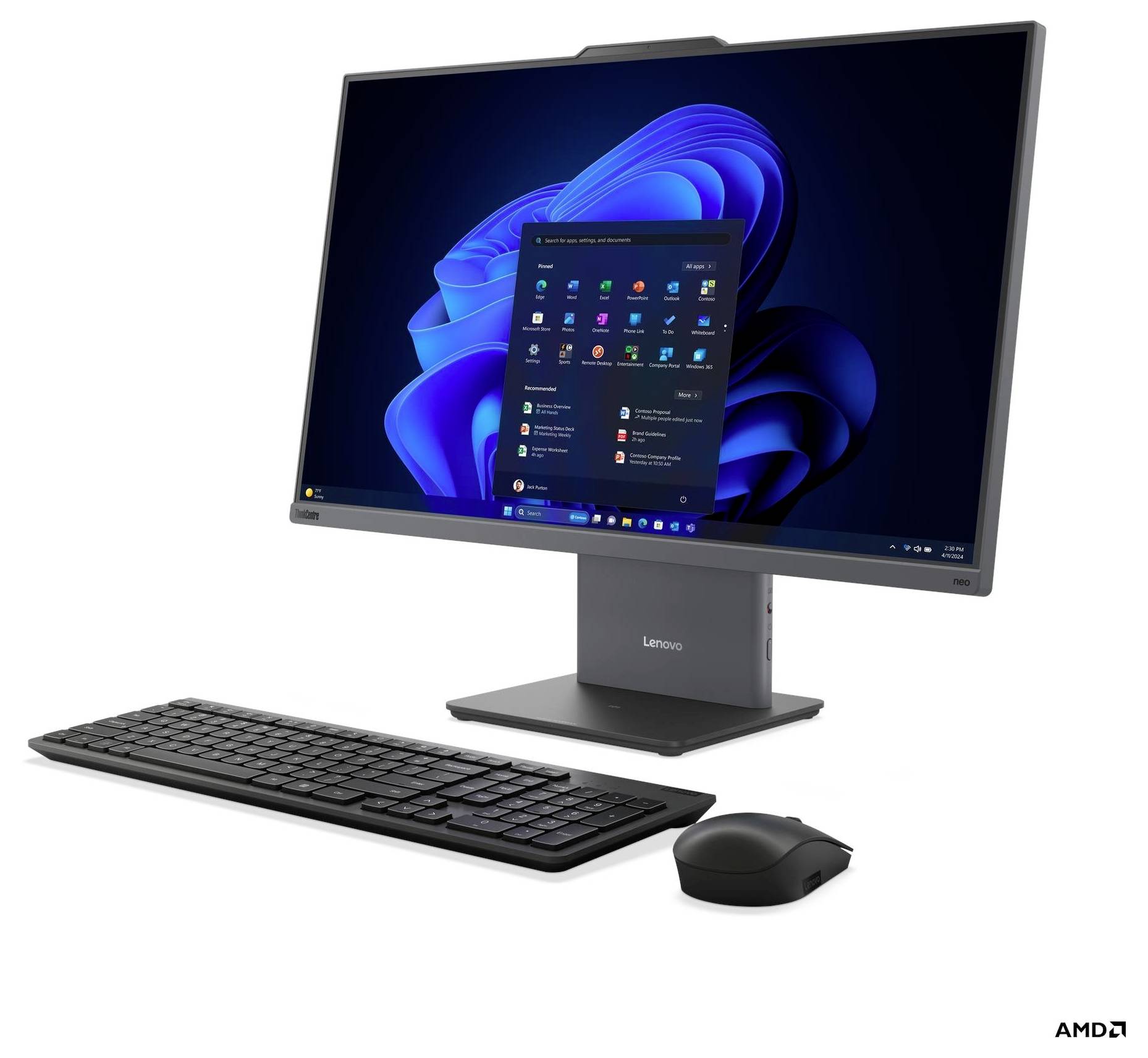 Eine Desktop-Computer-Konfiguration mit einem Monitor, auf dem das Windows 11 Startmenü angezeigt wird, einer Tastatur und einer Maus, vor einem weißen Hintergrund.