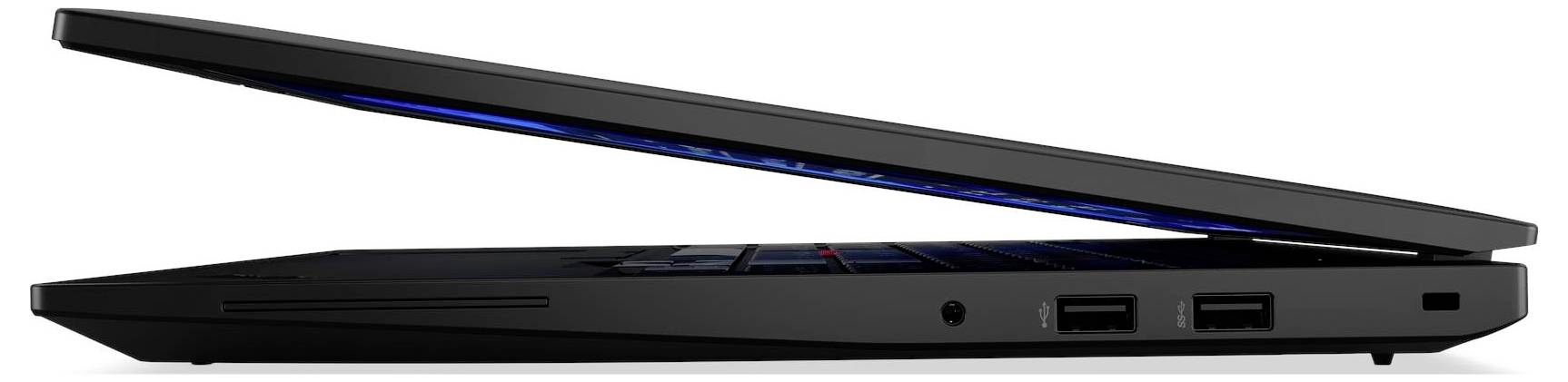 Eine Seitenansicht eines teilweise geöffneten, dünnen schwarzen Laptops, der zwei USB-Anschlüsse und Lüftungsschlitze zeigt, mit einem eleganten Designprofil.