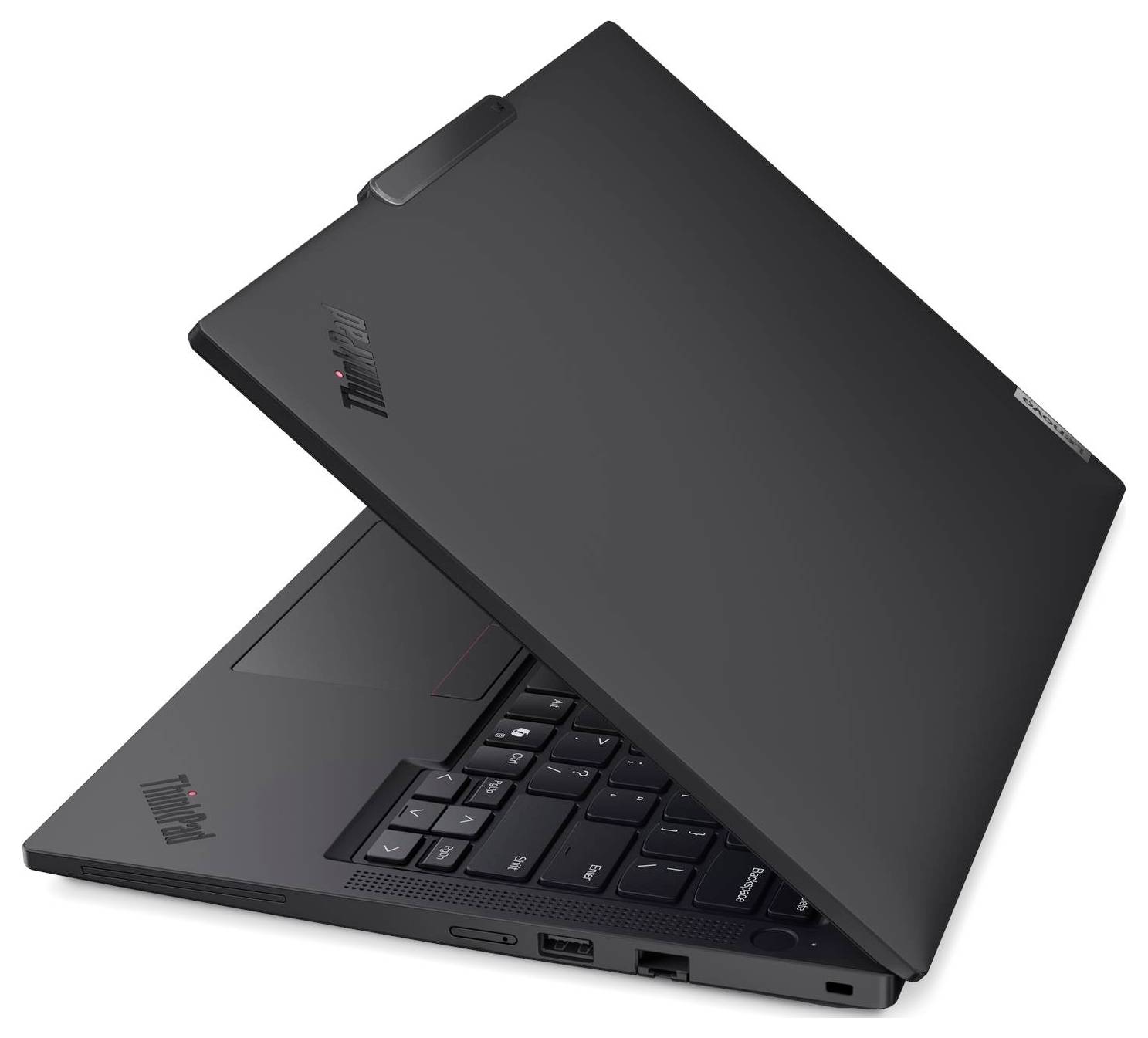 Ein ThinkPad-Laptop, teilweise geöffnet, zeigt seine Tastatur und das Trackpad. Das Design ist schlicht, mit matter schwarzer Oberfläche und roten Akzenten.