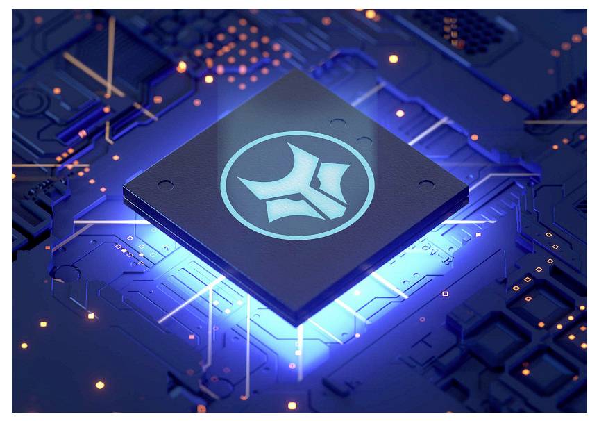 Ein leuchtendes Mikrochip mit einem Symbol in seinem Zentrum auf einer blauen Leiterplatte; symbolisiert fortschrittliche Technologie oder Rechenleistung.