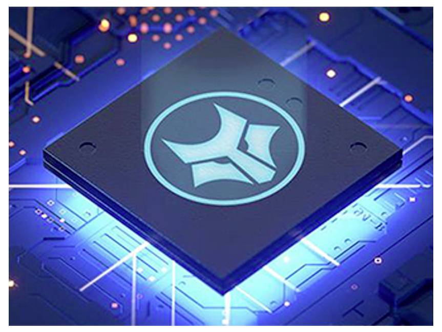 Eine leuchtende Mikrochip mit einem geometrischen Logo auf einem blauen Leiterplattenhintergrund, die fortschrittliche Technologie oder Innovation symbolisiert.