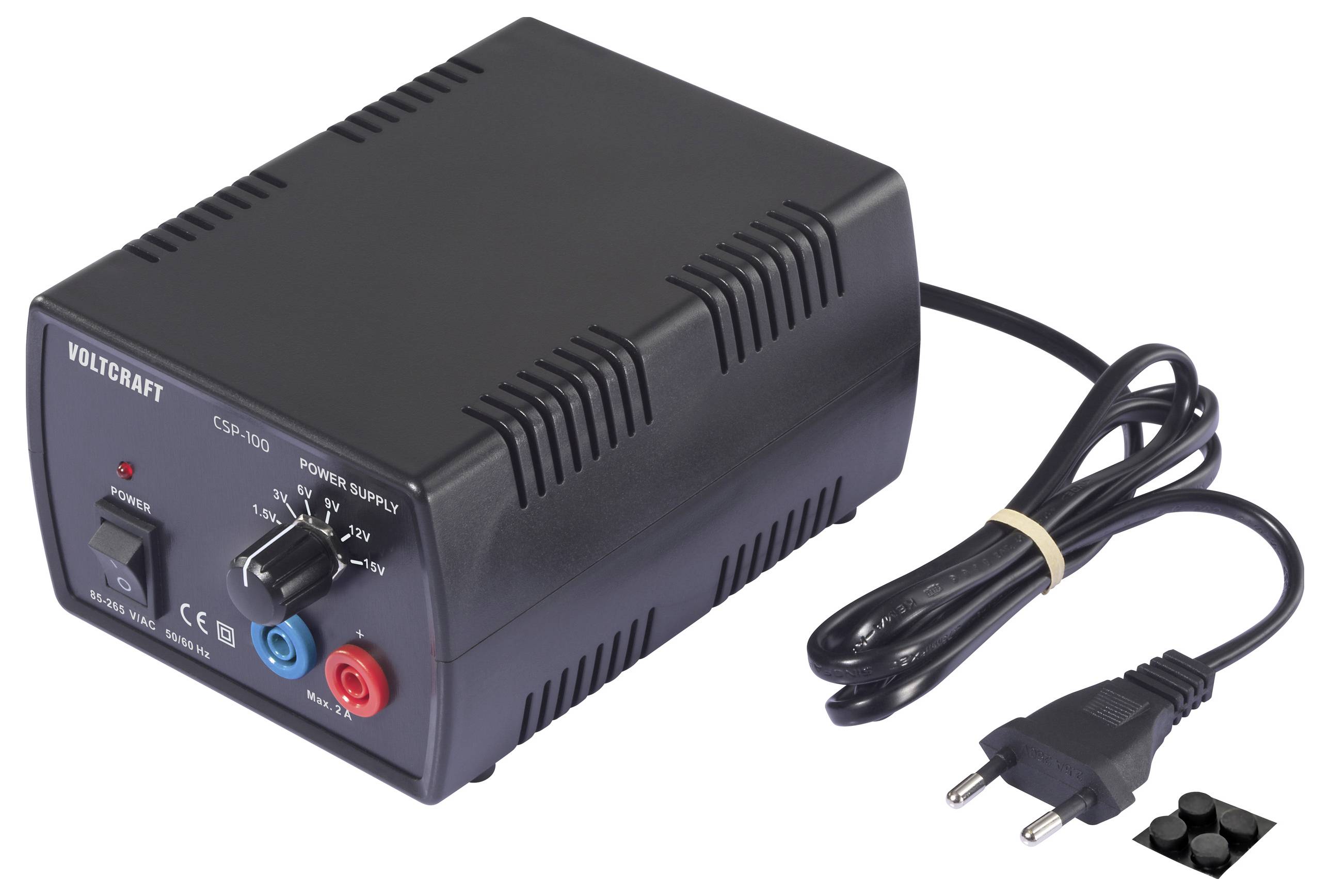 Ein schwarzes Voltcraft CSR-100 Netzteil mit roten und blauen Ausgangsklemmen, einem Schalter und einem europäischen Steckerkabel, auf einem weißen Hintergrund platziert.