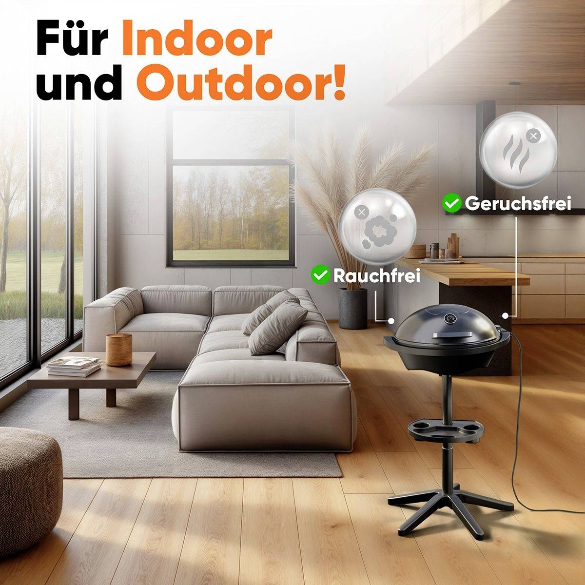 Ein moderner Wohnraum mit großen Fenstern und einem Sofa, der einen schwarzen Standgrill präsentiert, der mit 'rauchfrei' und 'Geruchsfrei' für den Innen- und Außenbereich gekennzeichnet ist.