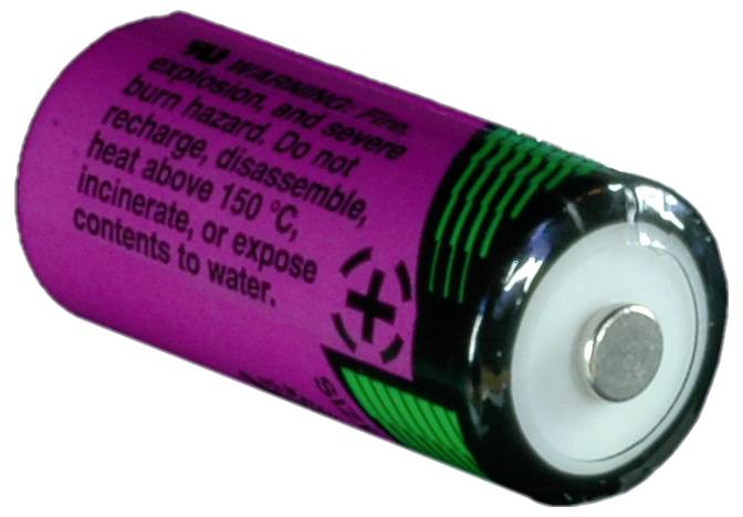Eine violette zylindrische Batterie mit einem Warnhinweis: 'Nicht wieder aufladen, zerlegen oder hohen Temperaturen oder Wasser aussetzen.'