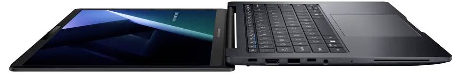 Ein schlanker, schwarzer Laptop, von der Seite gezeigt, mit dem Bildschirm flach ausgelegt. Das Gerät verfügt über mehrere Anschlüsse und hebt damit seine Konnektivitätsoptionen hervor.