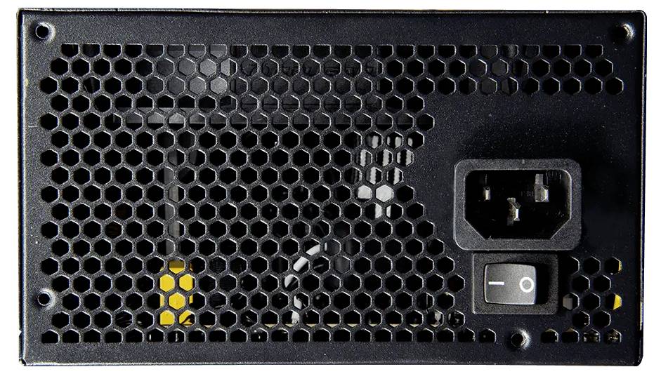 Eine schwarze Computer-Netzteileinheit mit einem sechseckigen Lüftungsgitter und einem Ein-/Ausschalter neben einer Netzsteckdose auf der rechten Seite.