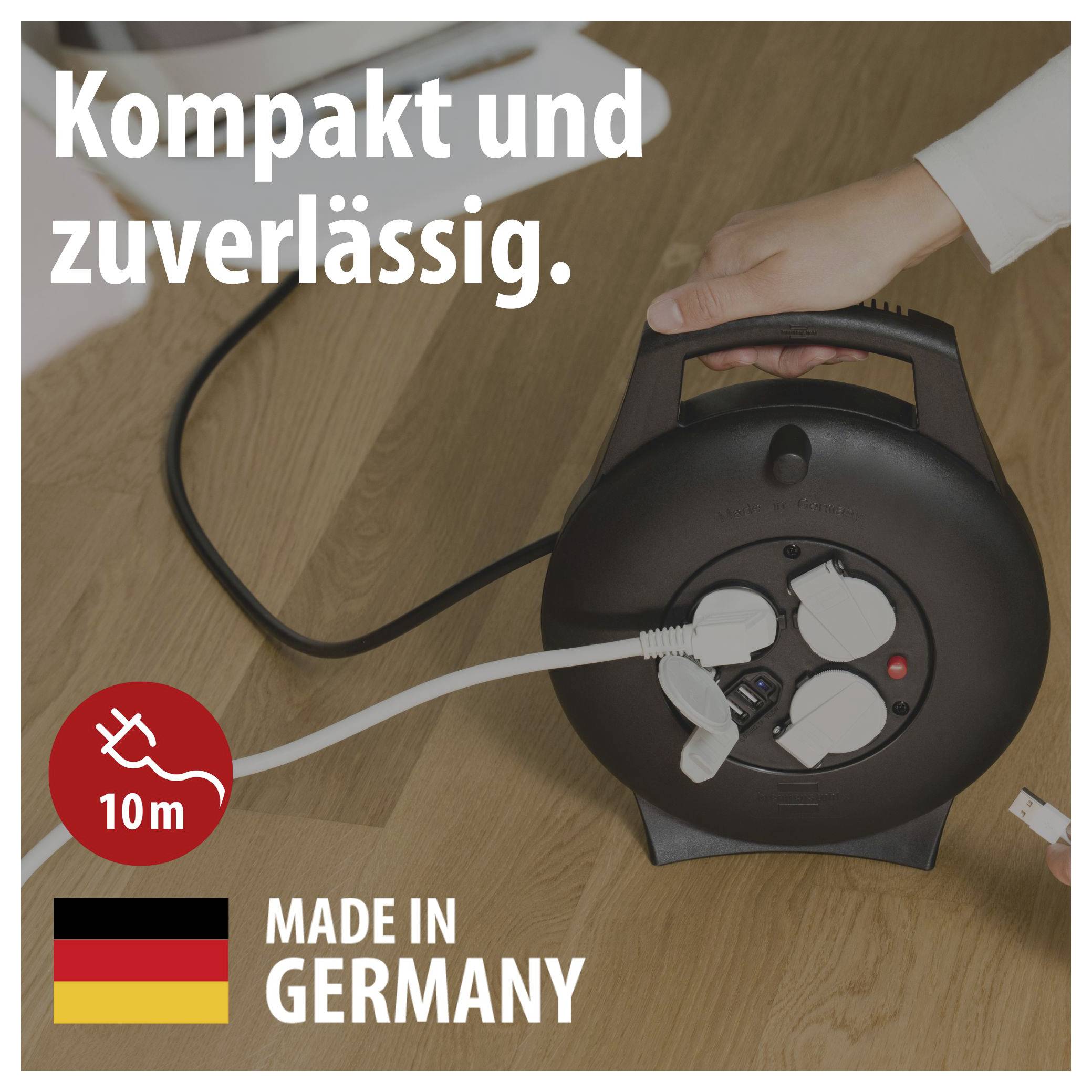 Kompakte Kabeltrommel auf Holzboden, von einer Hand gehalten; Aufdruck 'Kompakt und zuverlässig.', 10 m und 'Made in Germany'.
