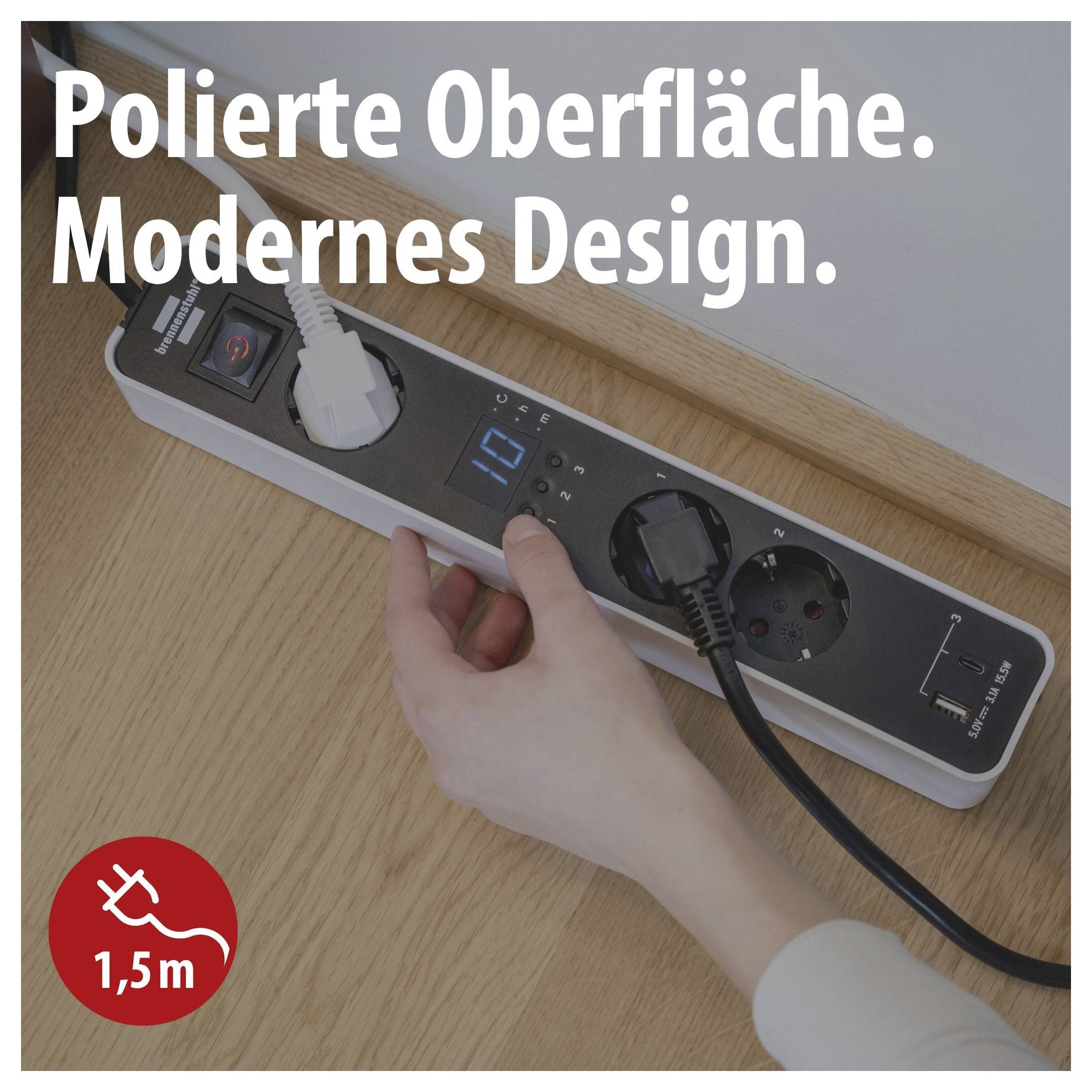 Steckdosenleiste mit glatter Oberfläche auf Holztisch; Hand steckt ein Kabel ein. Text: 'Polierte Oberfläche. Modernes Design.' und Symbol '1,5 m'.