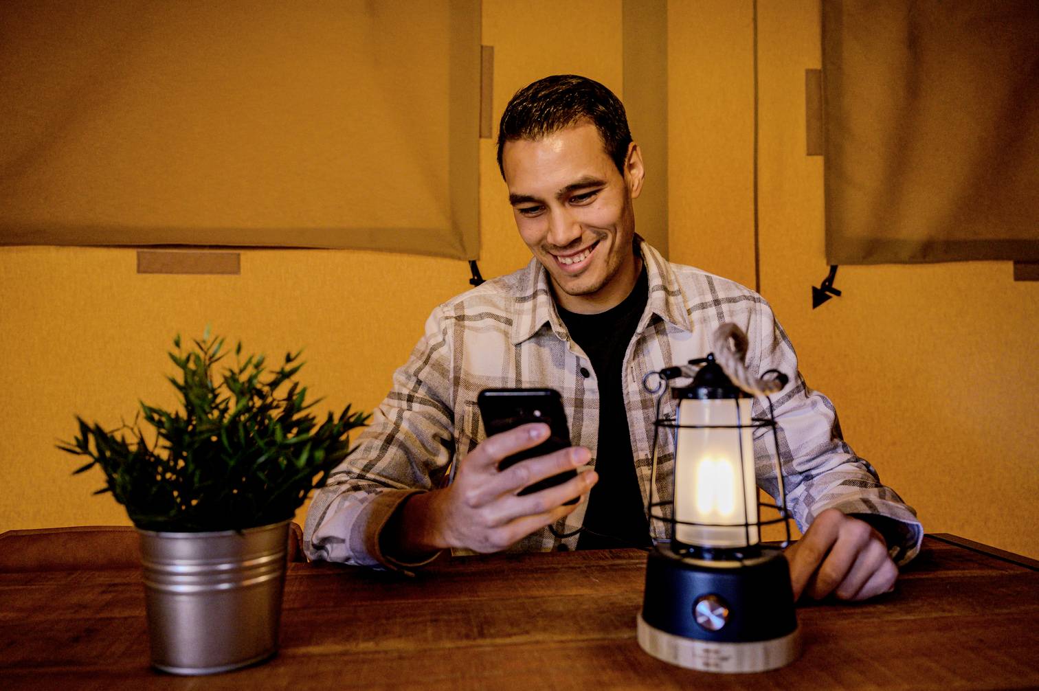 Brennenstuhl 1171800010 Camping-Laterne, Camping-Leuchte 350lm akkubetrieben 570g Schwarz, Holz