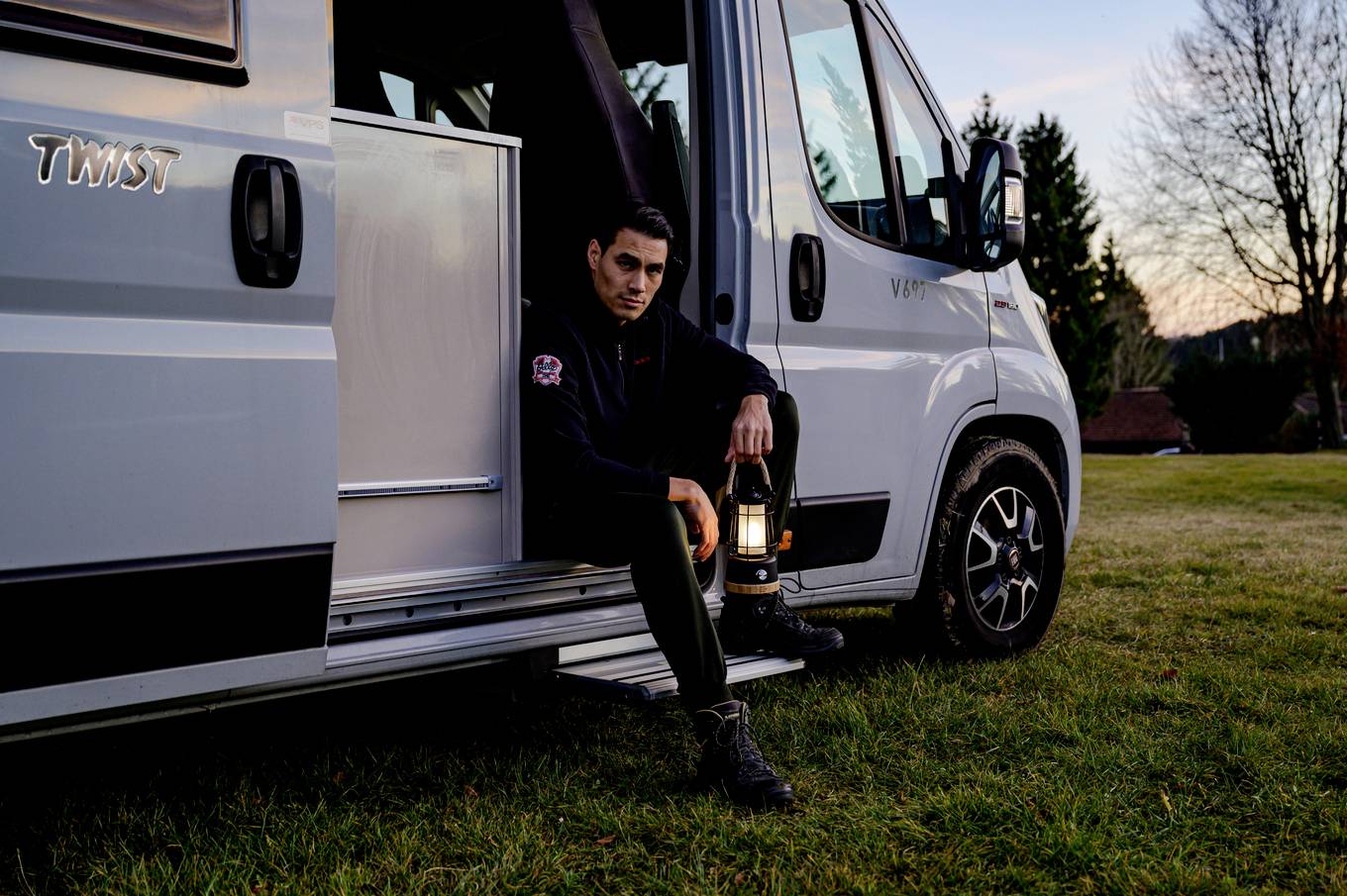 Brennenstuhl 1171800010 Camping-Laterne, Camping-Leuchte 350lm akkubetrieben 570g Schwarz, Holz