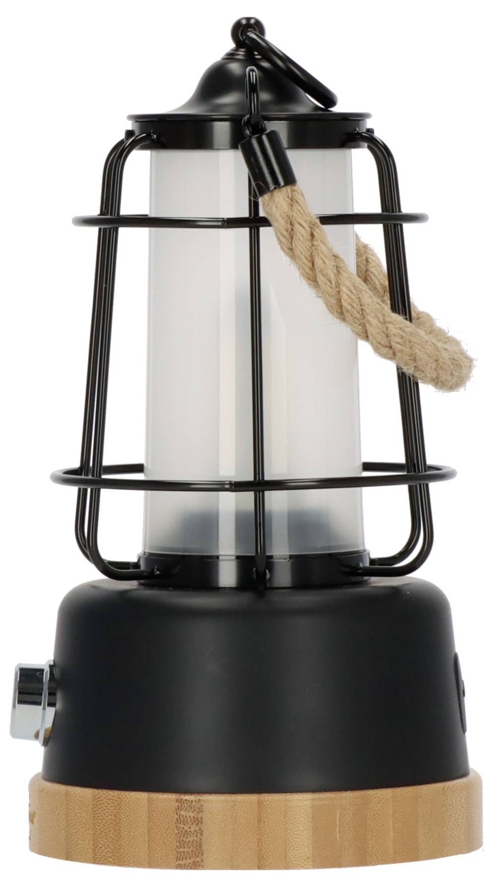 Schwarze Laterne im Laternen-Stil mit mattiertem Glas, schützendem Metallkäfig, Seilgriff und Holzsockel vor neutralem Hintergrund.