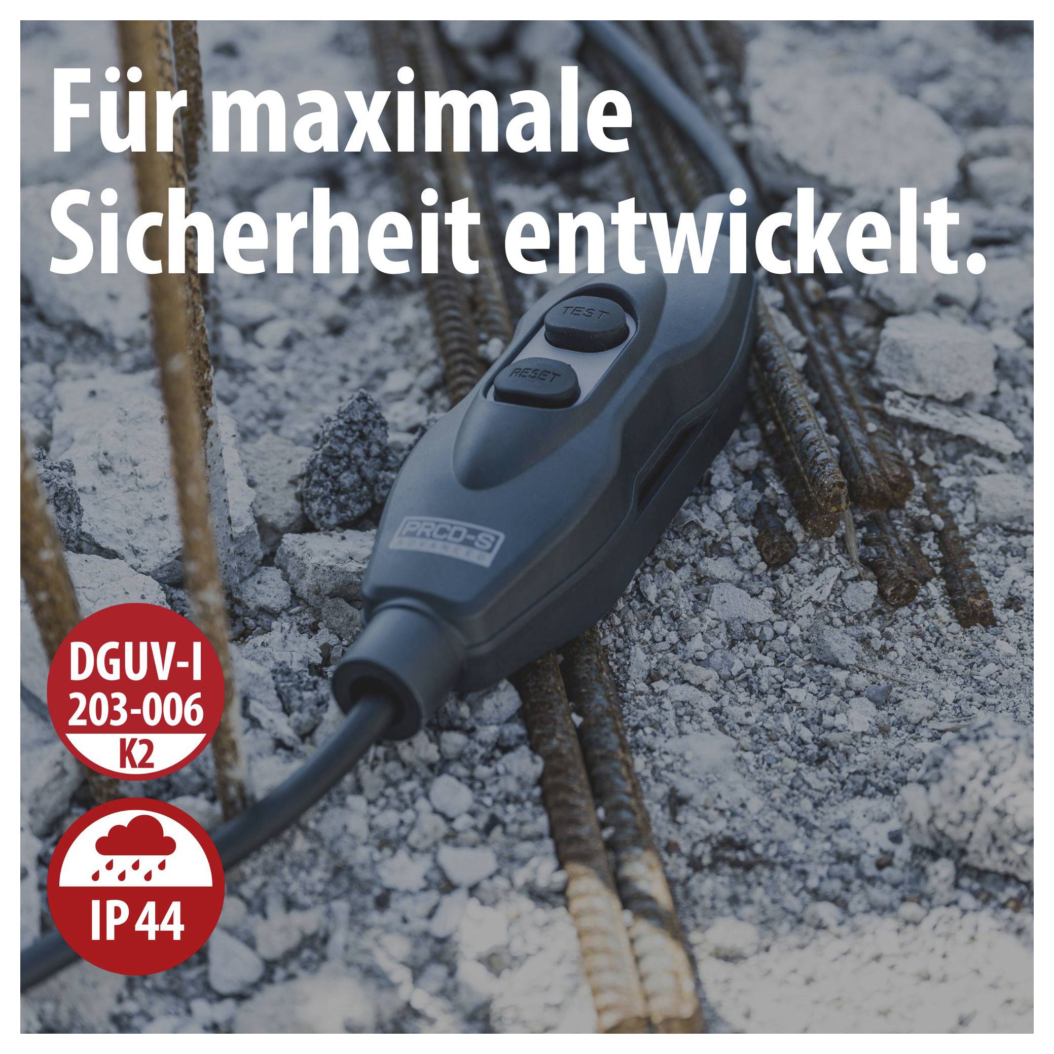 Handbediengerät mit Kabel auf Baustellenboden; Text: 'Für maximale Sicherheit entwickelt.' sowie Kennzeichnungen DGUV-I 203-006 K2 und IP44.