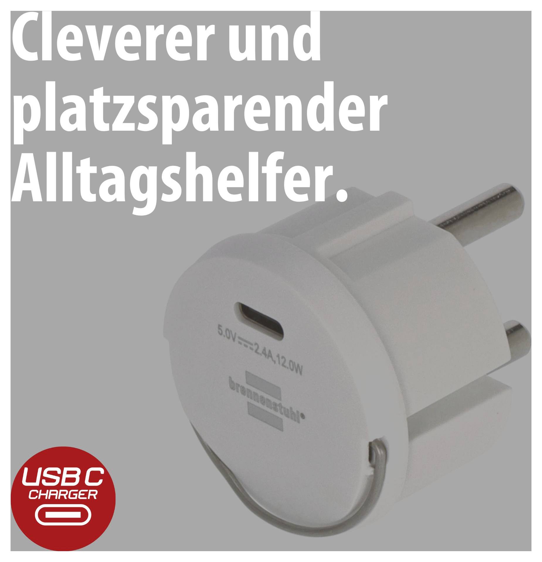 Werbegrafik eines weißen USB-C-Ladegeräts mit europäischem Stecker und dem Text 'Cleverer und platzsparender Alltagshelfer.'