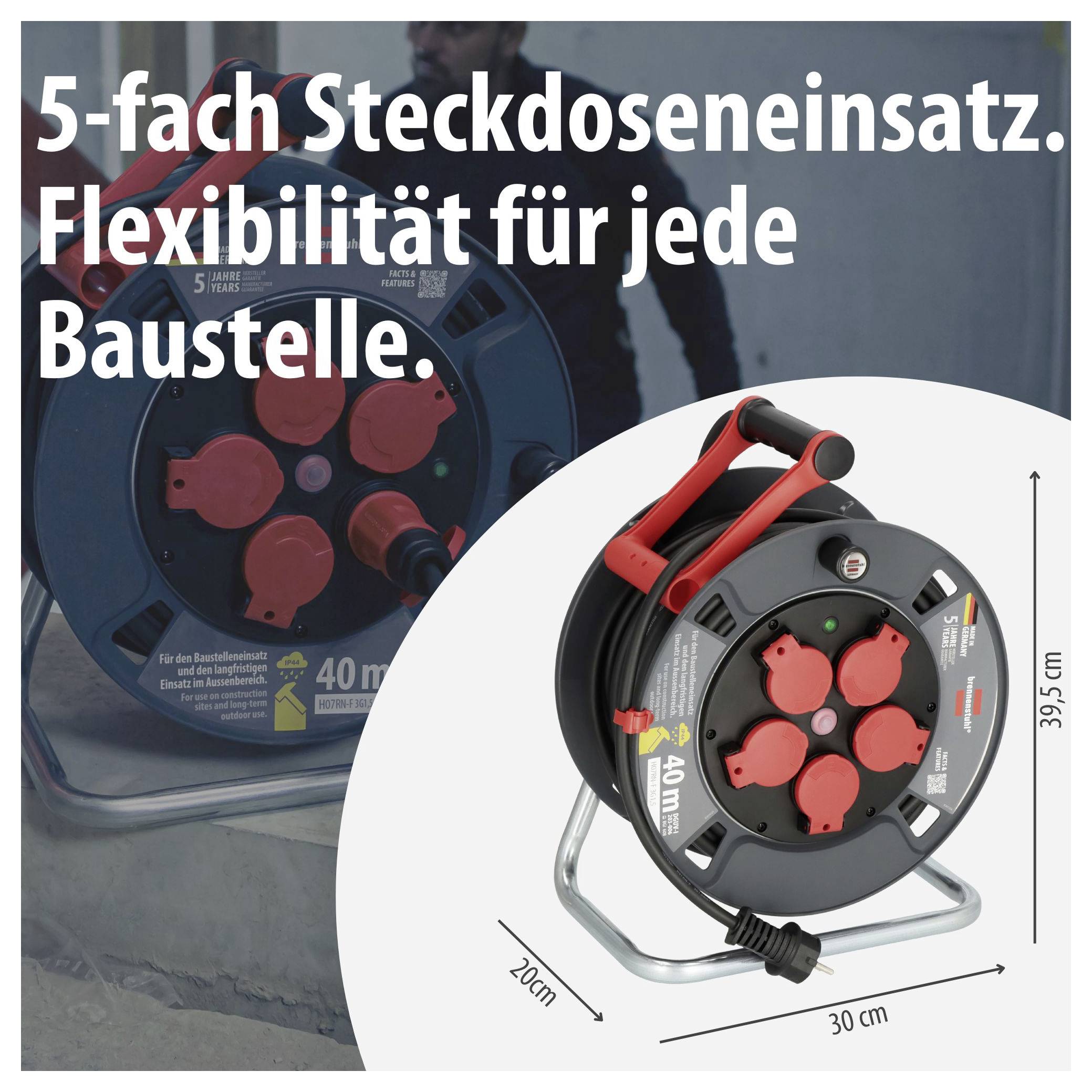 Werbebild für eine 5-fach-Steckdosenkabeltrommel: schwarze Kabeltrommel mit roten Steckdosen, Maße 30 cm, 20 cm und 39,5 cm, Text '5-fach Steckdoseneinsatz. Flexibilität für jede Baustelle.'