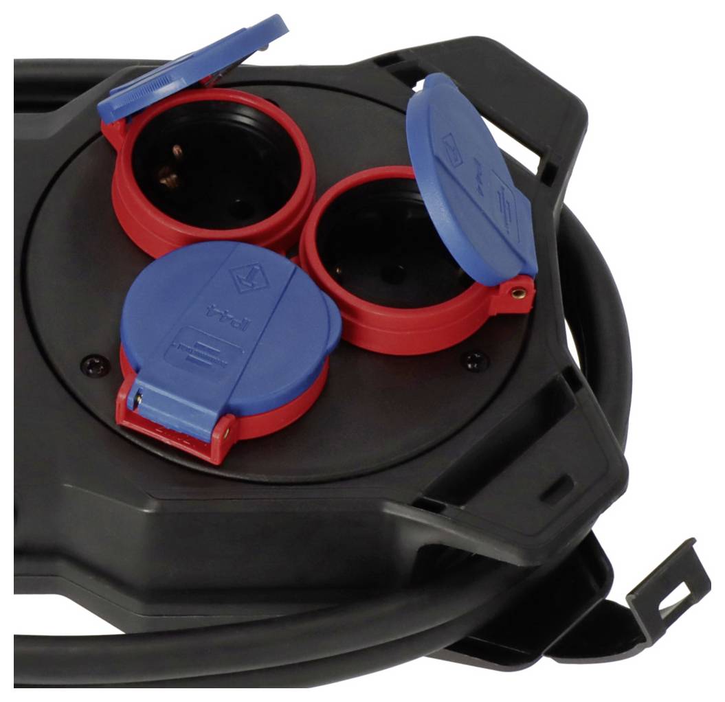 Schwarze Stromkabelrolle mit drei blau und rot isolierten Steckdosen auf weißem Hintergrund.