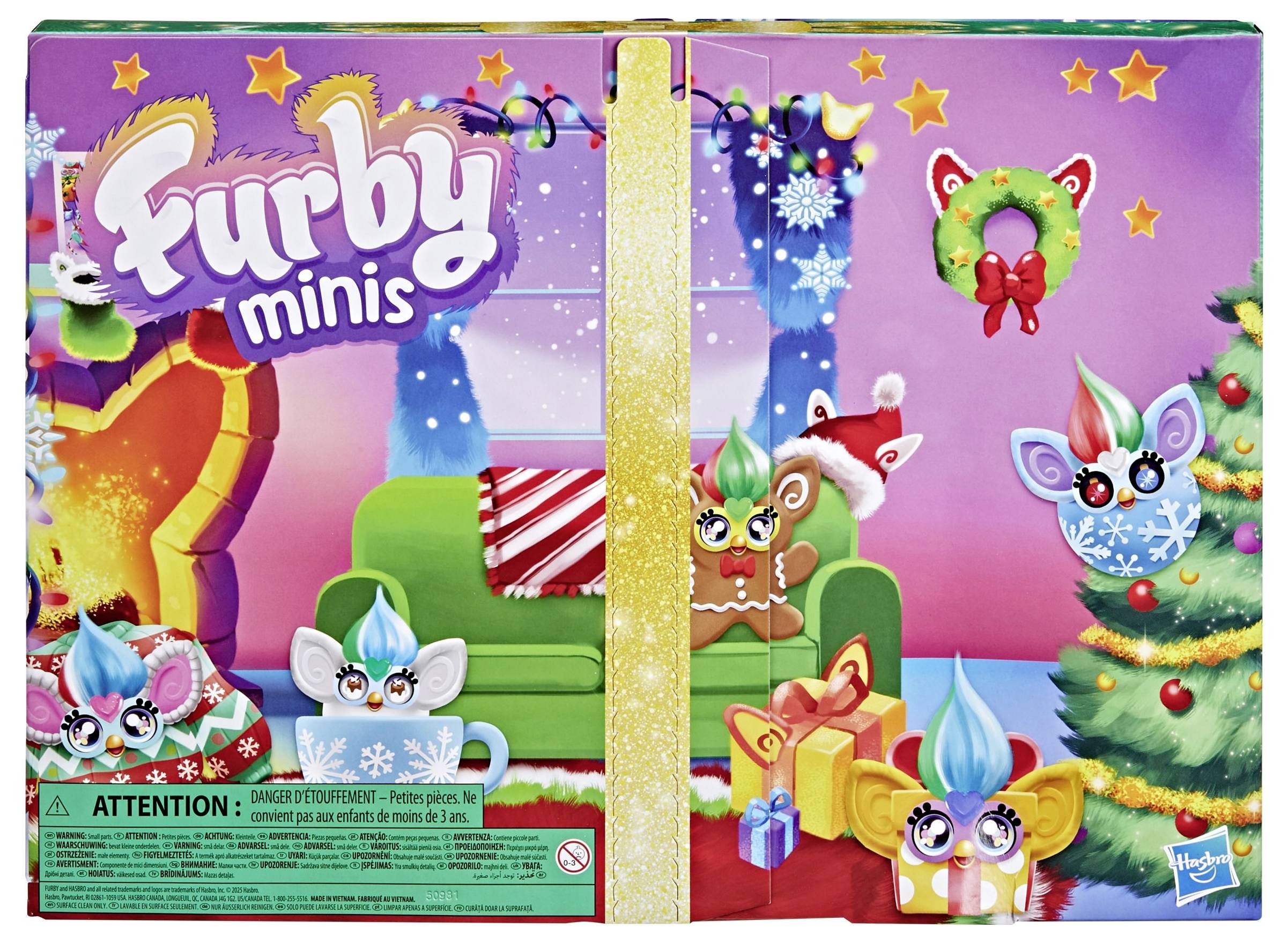 Schachtel mit 'Furby Minis' mit bunten Furby-Spielzeugen in einem festlich geschmückten Wohnzimmer, Weihnachtsbaum, Kranz und Geschenken.