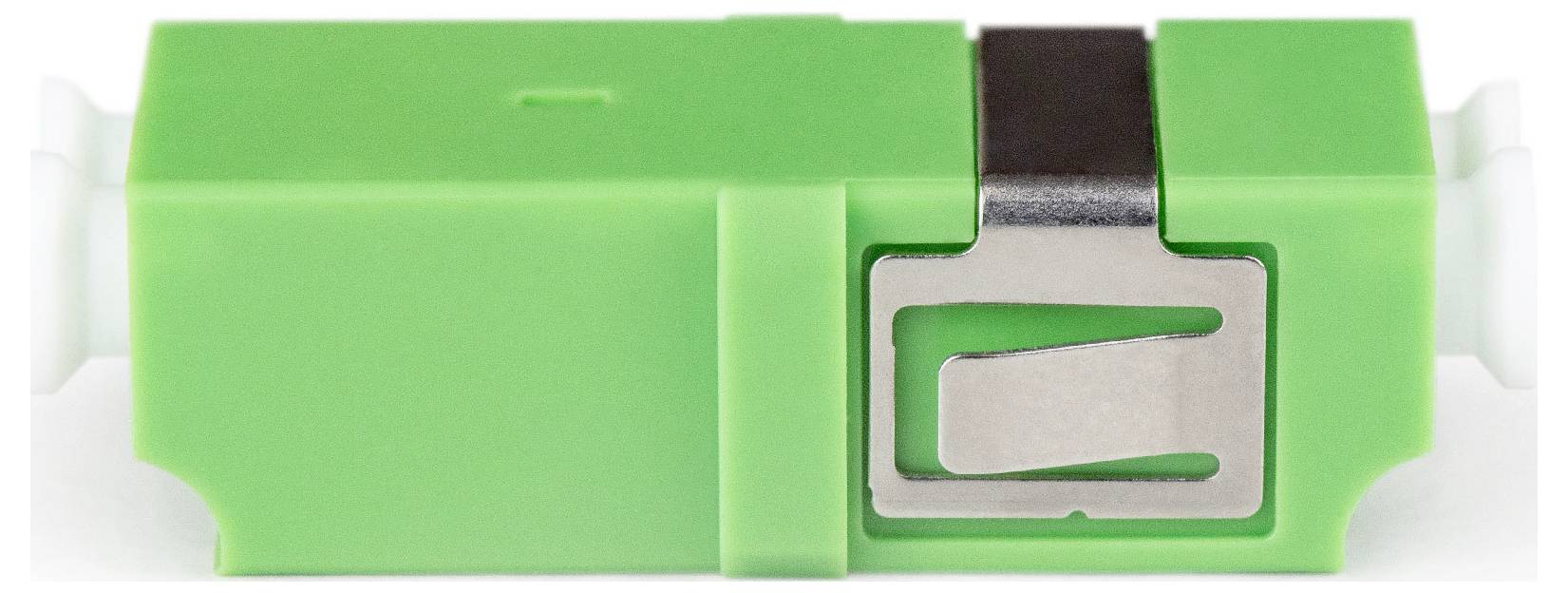 Nahaufnahme eines grünen Glasfaseradapters mit metallischem Befestigungsclip, verwendet zum Anschluss von optischen Kabeln in Telekommunikationsnetzwerken.