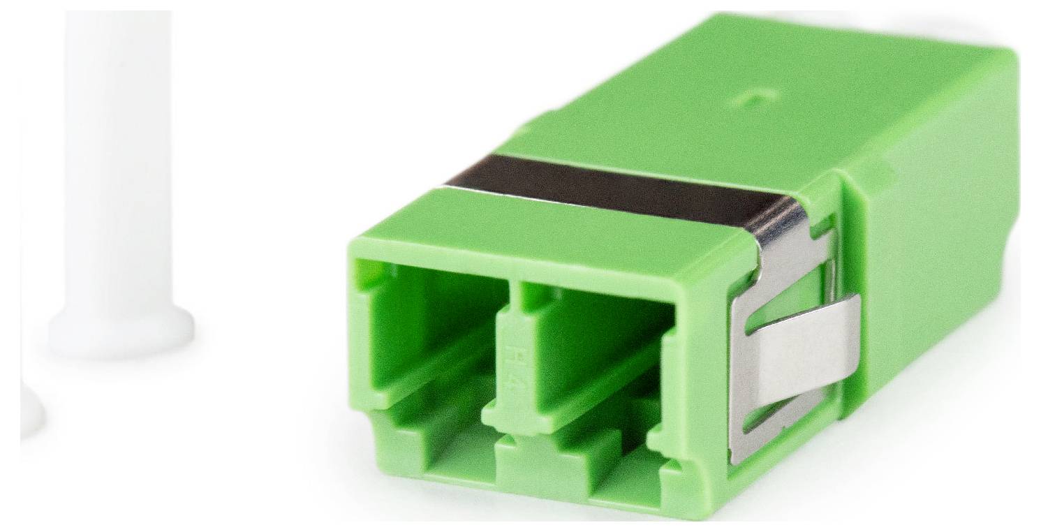 Ein grüner elektrischer Anschluss mit Doppelbuchsendesign, versehen mit einem Metallclip an der Seite für eine sichere Befestigung.