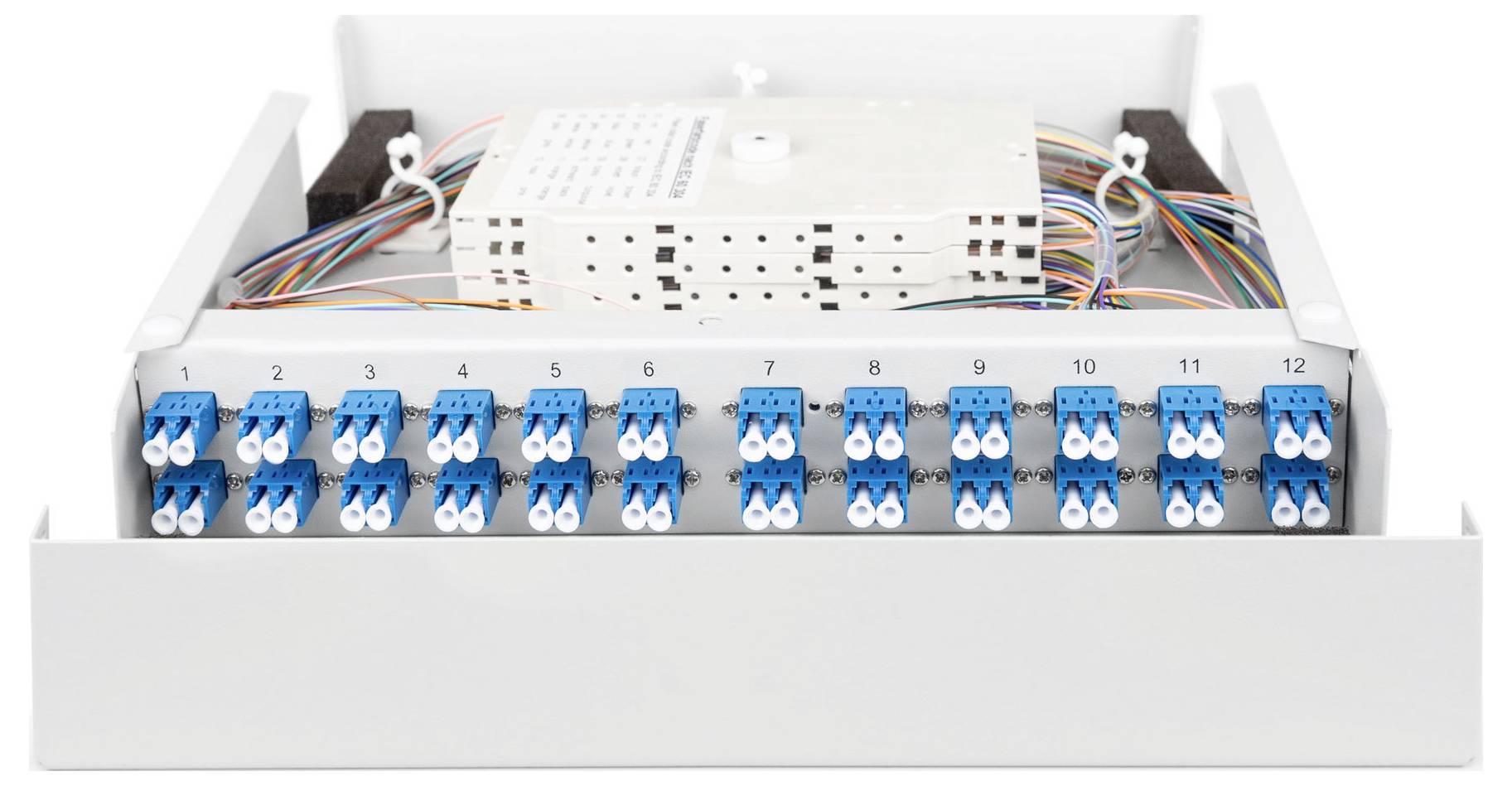 Ein Glasfaser-Verteilerpanel mit mehreren blauen Anschlussports und bunten Kabeln, verwendet für Netzwerkverbindungen und Datenverwaltung.