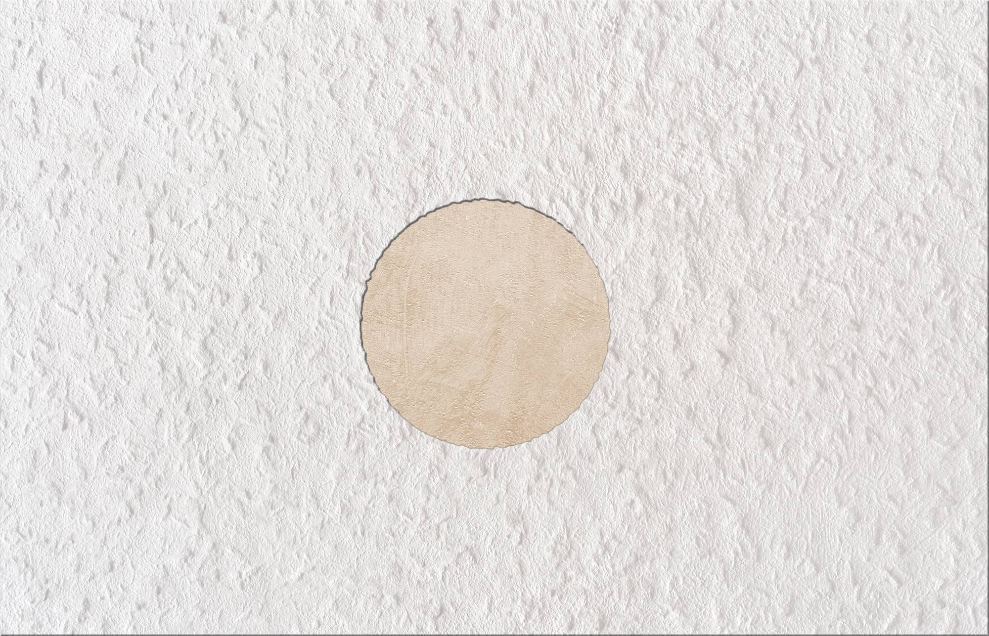 Nahaufnahme einer weißen strukturierten Wand mit einem kreisförmigen beigen Fleck oder Reparaturbereich in der Mitte.