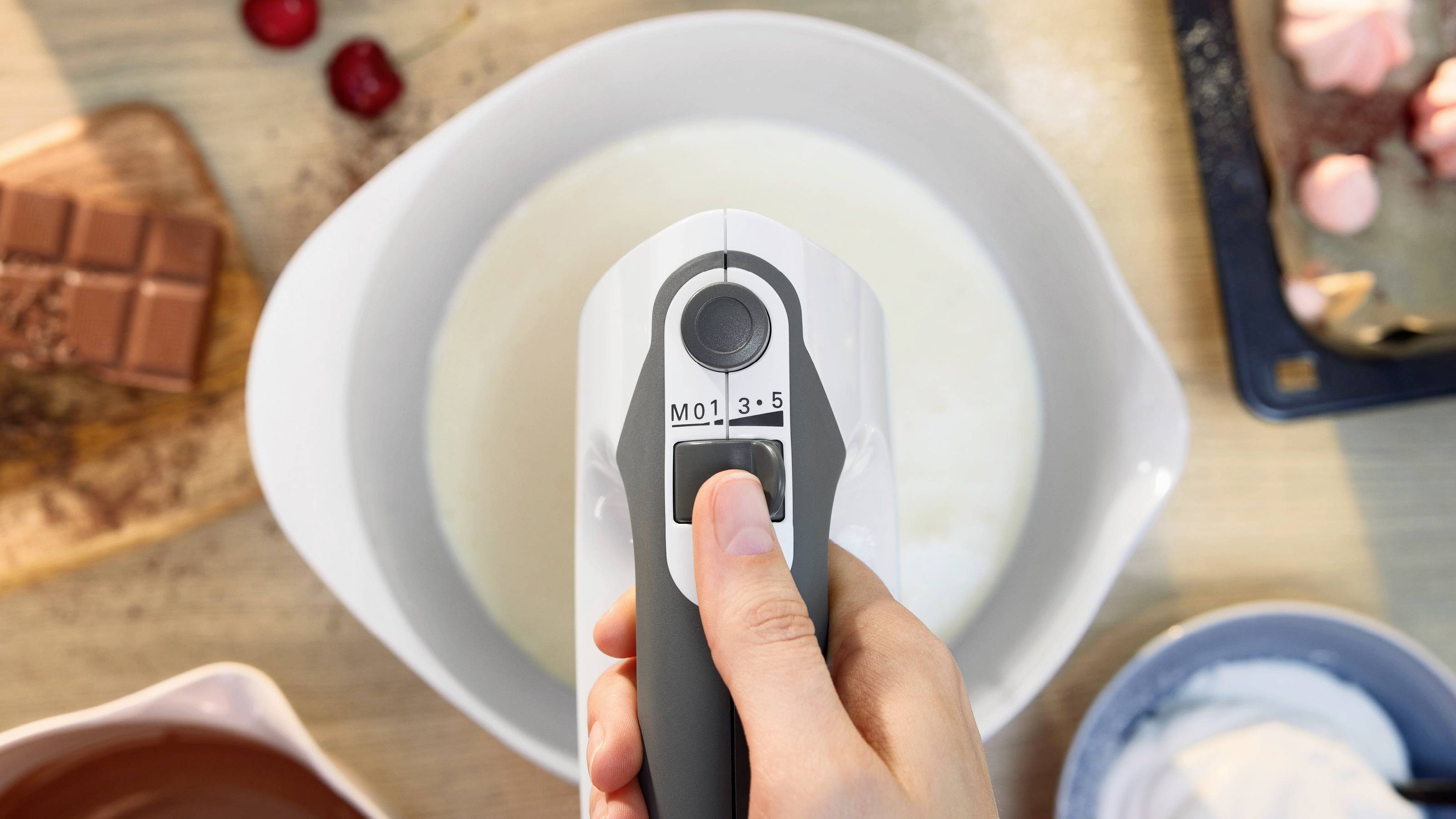 Bosch ErgoMixx 750 Watt, Edelstahl-Mixuß Handmixer 750W Schwarz, Weiß