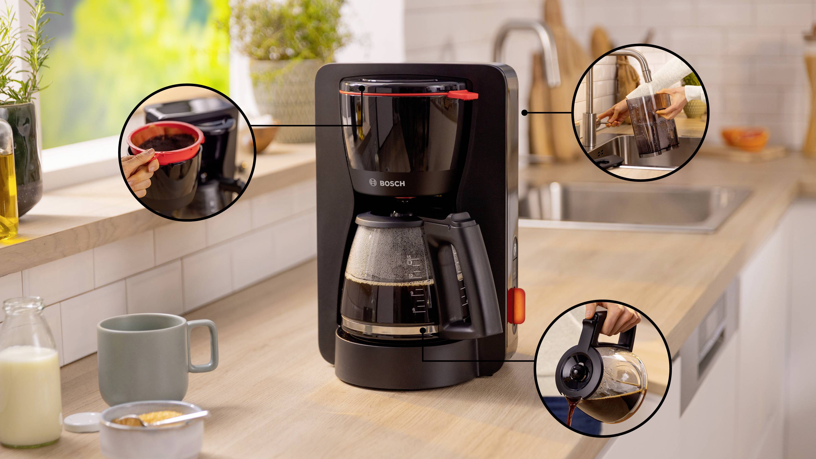 Eine schwarze Kaffeemaschine auf einer Küchenarbeitsplatte, mit Fokuskreisen, die das Hinzufügen von Kaffeepulver, das Eingießen von Wasser und das Tropfen von Kaffee in die Kanne zeigen.