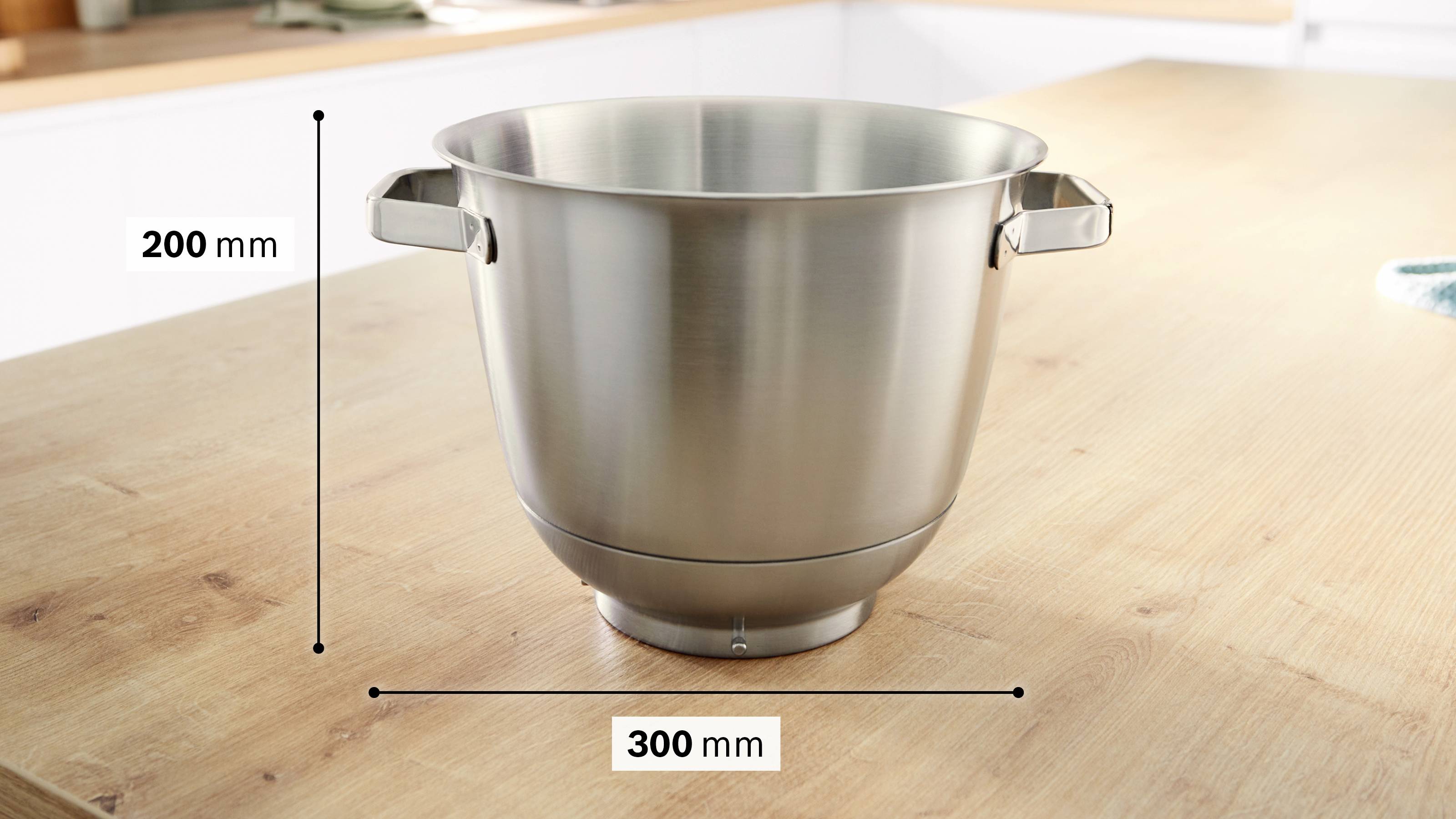 Eine Edelstahlmischschüssel mit angezeigten Maßen: 200 mm Höhe und 300 mm Durchmesser, auf einer Holzarbeitsplatte platziert.