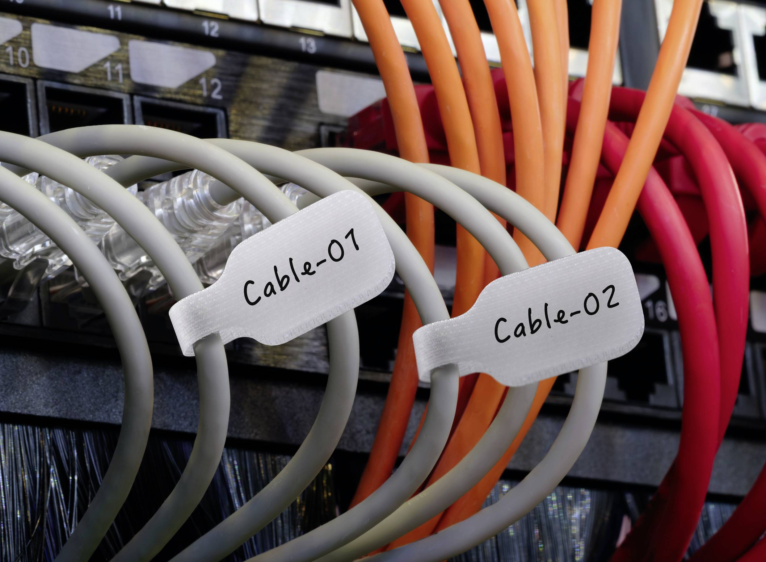 Kabel mit den Bezeichnungen 'Cable-01' und 'Cable-02', die in einem Serverraum verbunden sind und die Netzwerkorganisation und Konnektivität veranschaulichen.