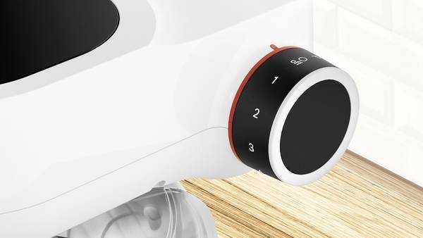 Nahaufnahme eines Gerätereglers mit Einstellungen von 0 bis 3, vor einer Küchenarbeitsplatte.