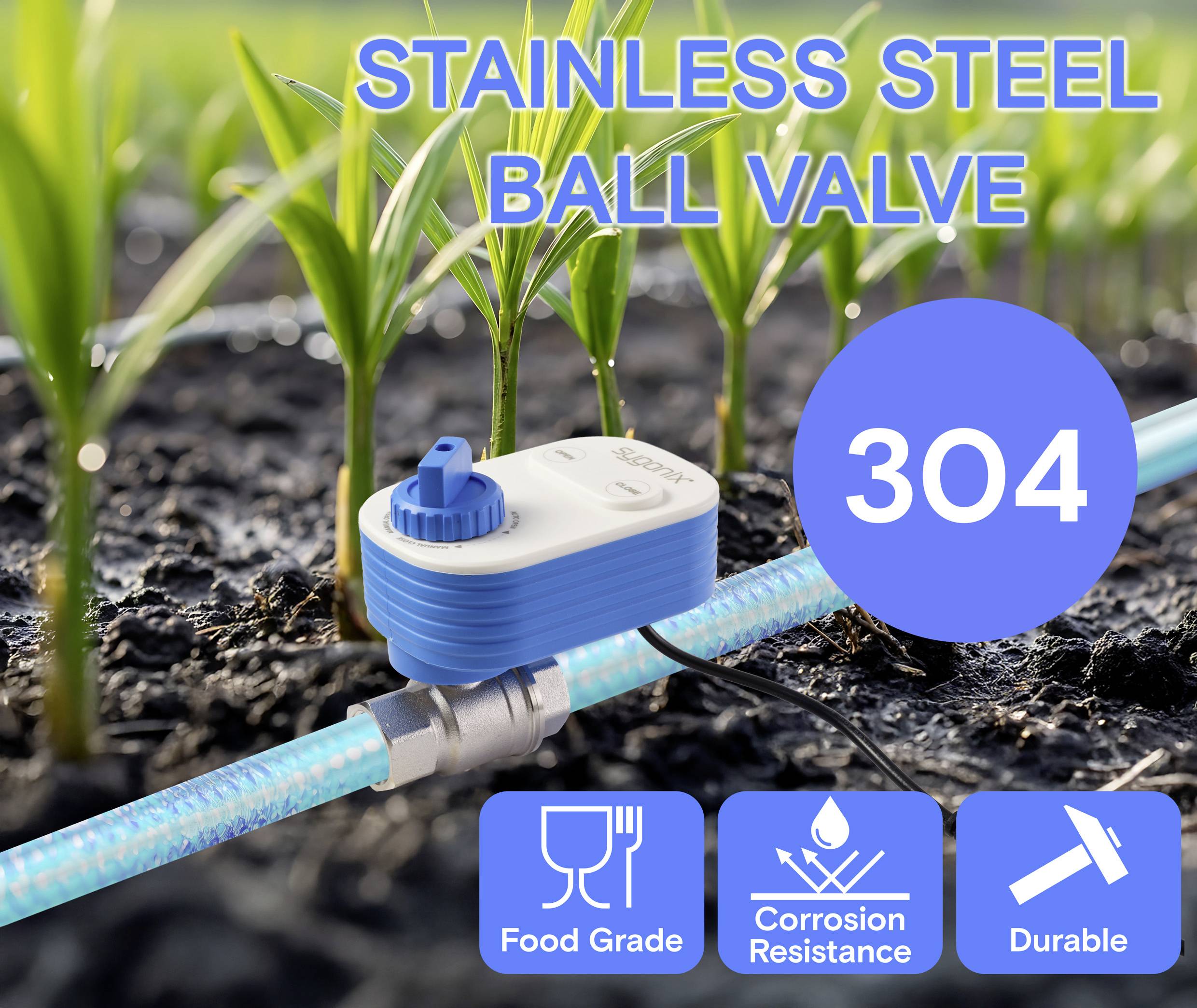 Ein Kugelhahn aus Edelstahl mit der Kennzeichnung '304' ist an einen blauen Schlauch in einem Feld mit jungen Pflanzen angeschlossen. Symbole zeigen 'Lebensmittelgeeignet', 'Korrosionsbeständig' und 'Langlebig'.