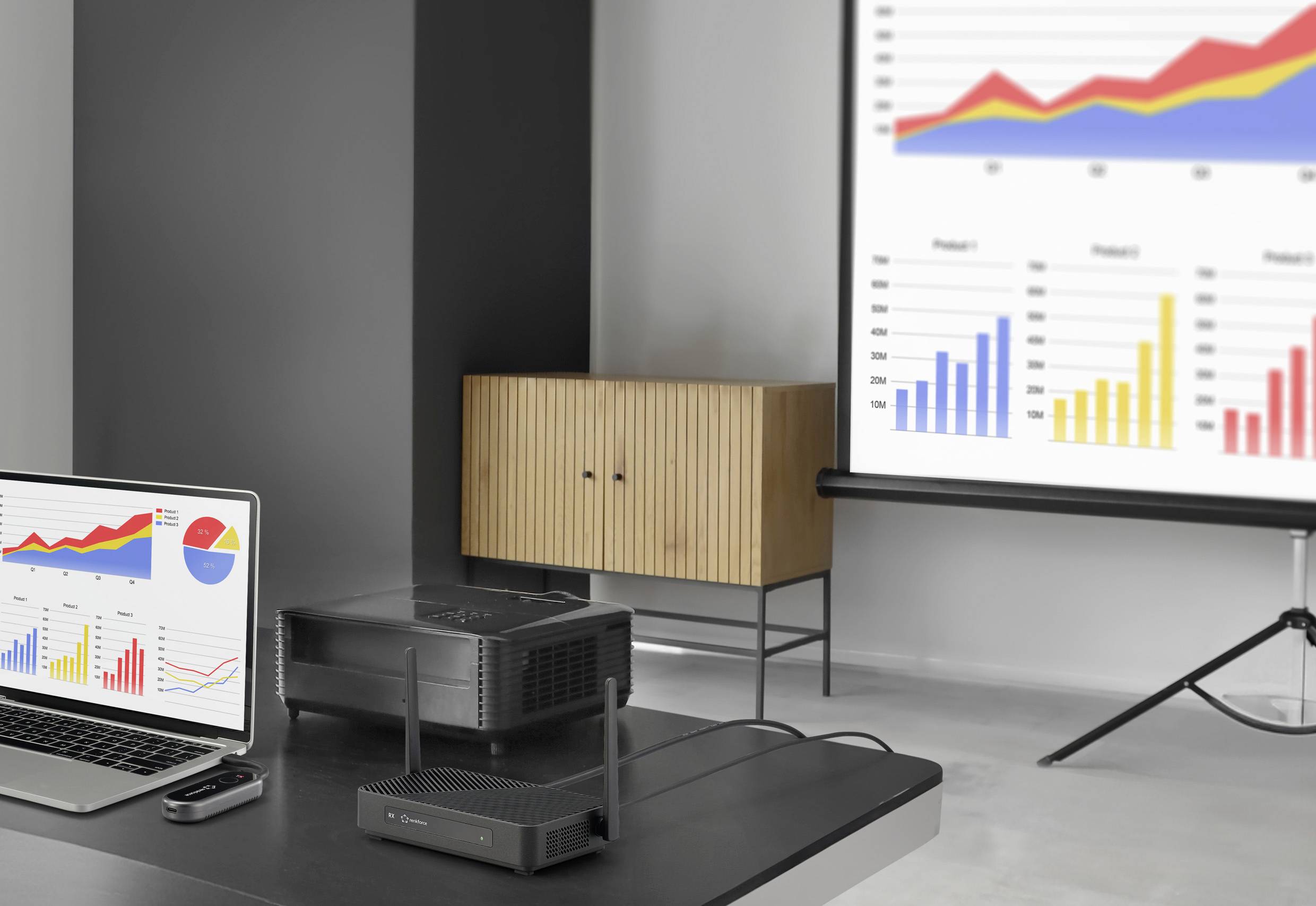 Eine moderne Büroeinrichtung mit einem Laptop und einem Projektor, der farbenfrohe Balken- und Liniendiagramme auf einer Leinwand zeigt und dabei Finanztrends visualisiert.