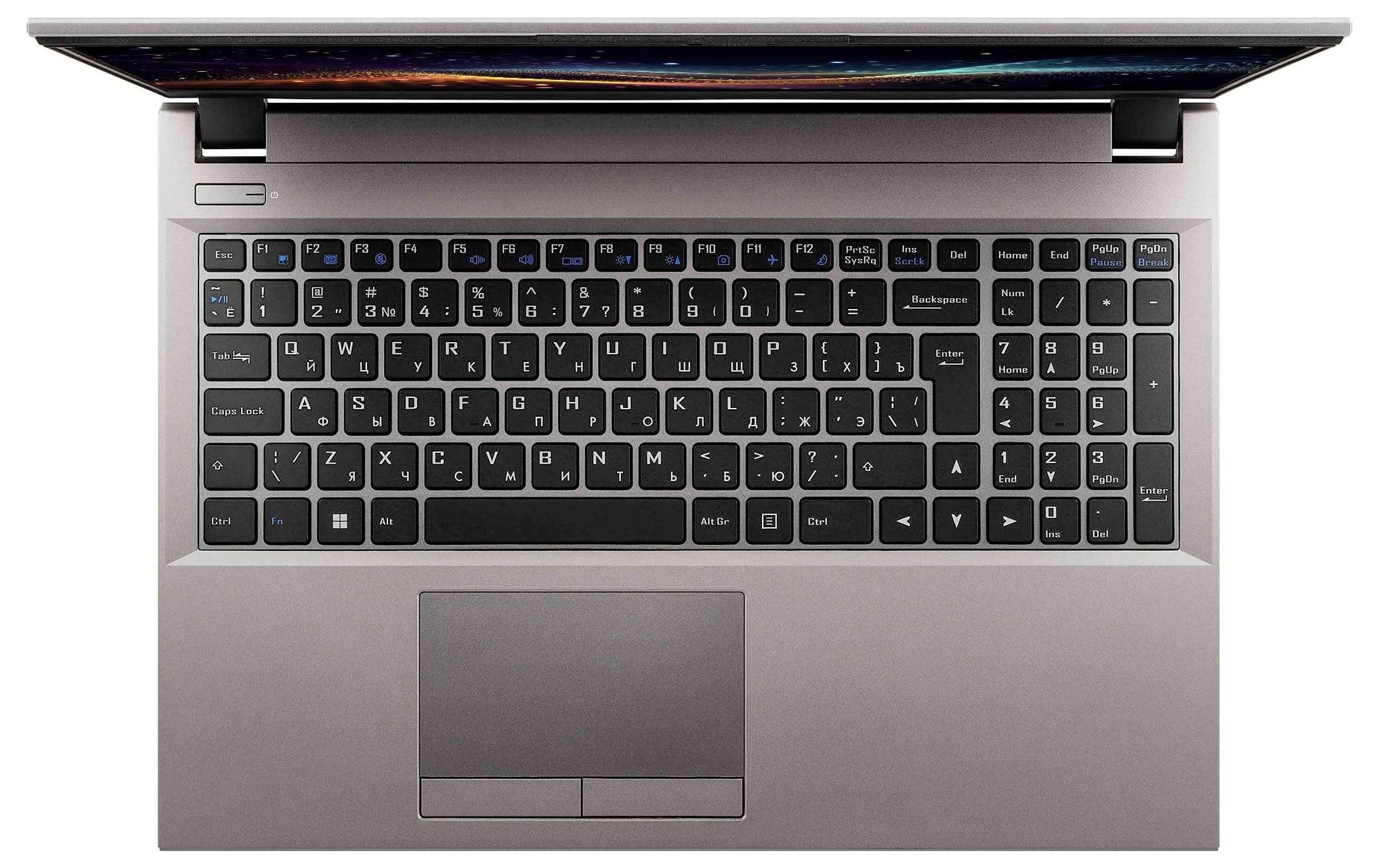 Eine Draufsicht eines geöffneten silbernen Laptops, der eine QWERTZ-Tastatur und ein Touchpad zeigt, mit einem schmalen Streifen des Bildschirms, der oben sichtbar ist.