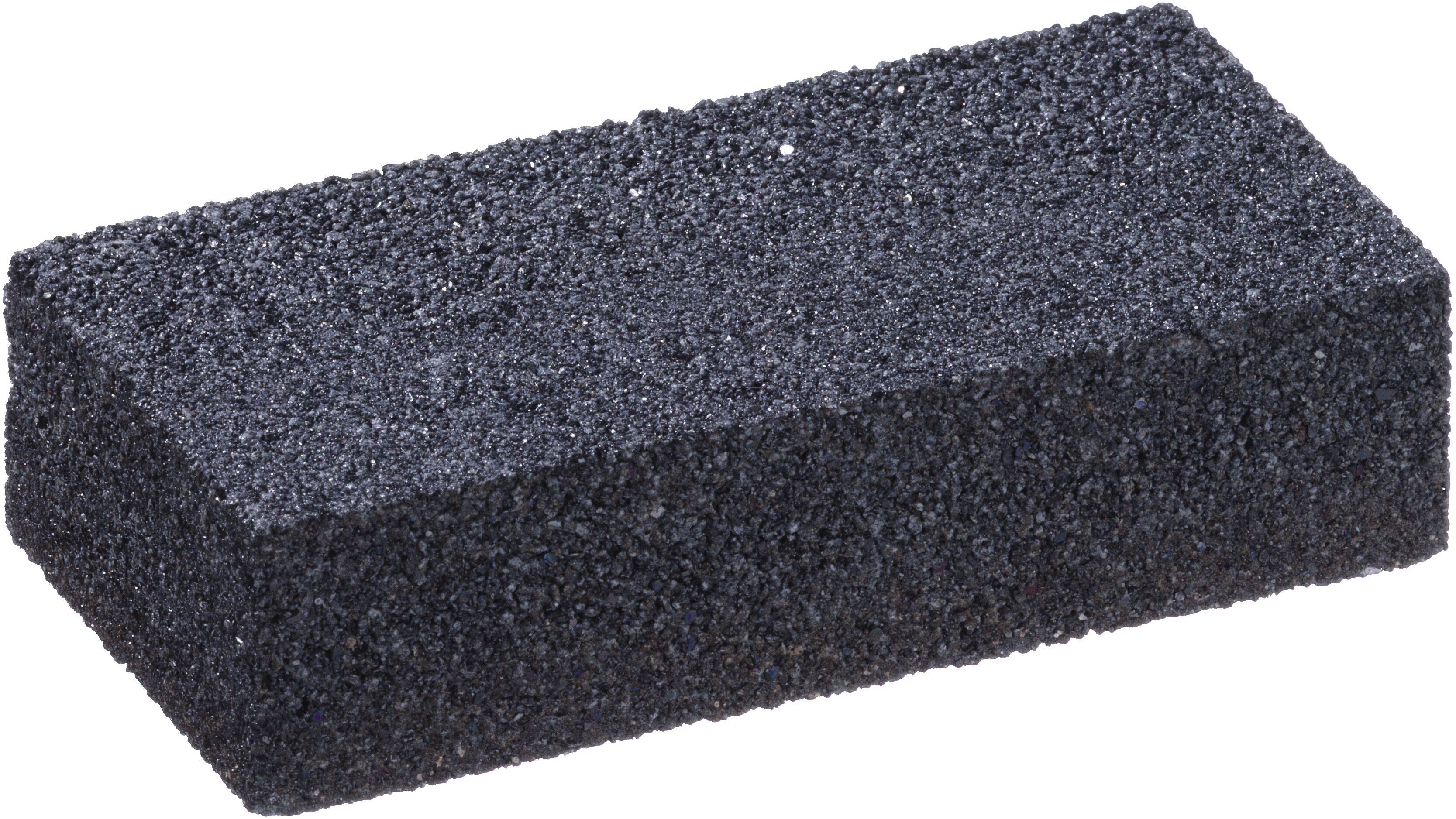 Ein schwarzer Bimsstein mit grober, strukturierter Oberfläche, der zum Glätten von rauen Hautbereichen verwendet wird.