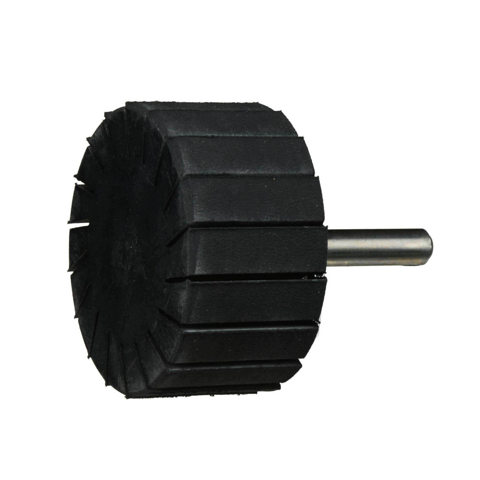 Ein schwarzes Gummi-Lamellenschleifrad mit gleichmäßig angeordneten Schlitzen und einer Metallachse, konzipiert zum Polieren oder Oberflächenfinish.