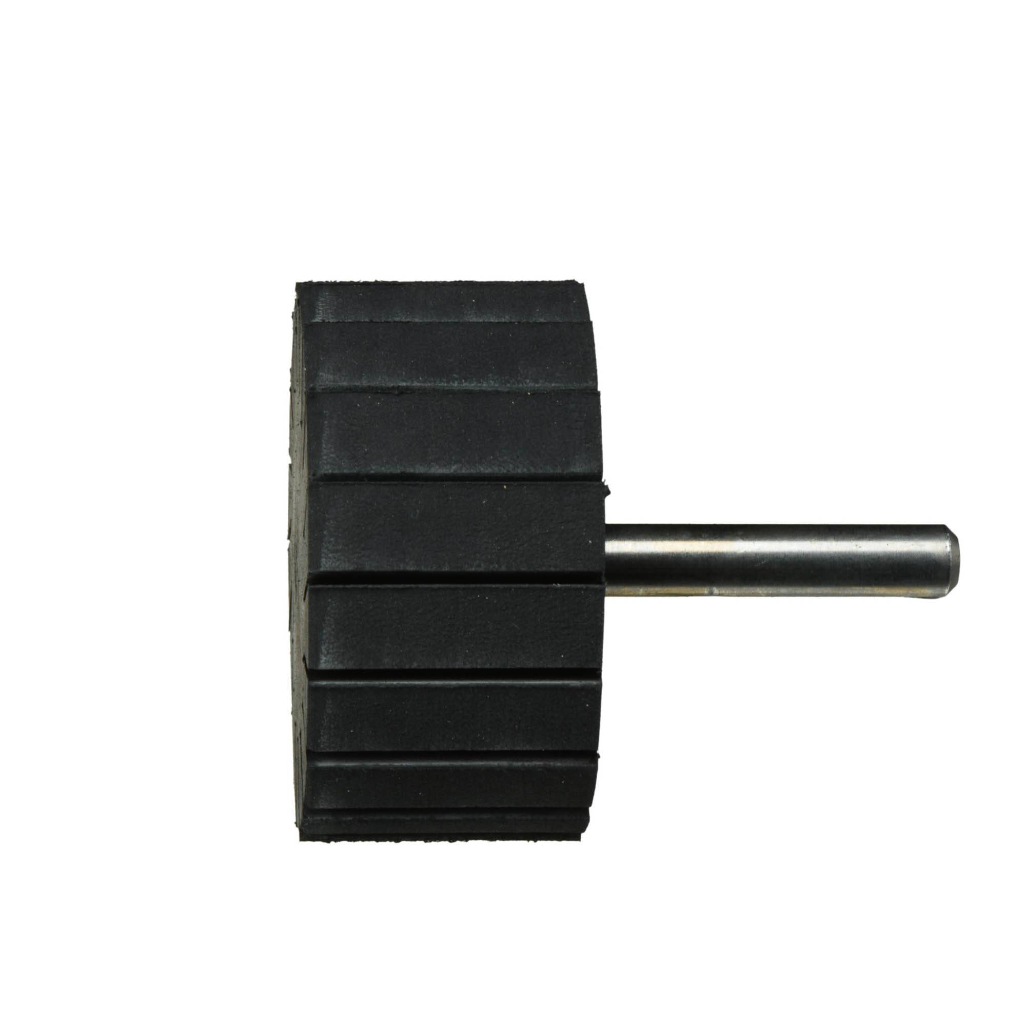 Ein Gummireifen mit einer Metallachse, konstruiert für den Einsatz in Maschinen oder Fahrzeugen, vor einem einfarbigen weißen Hintergrund.