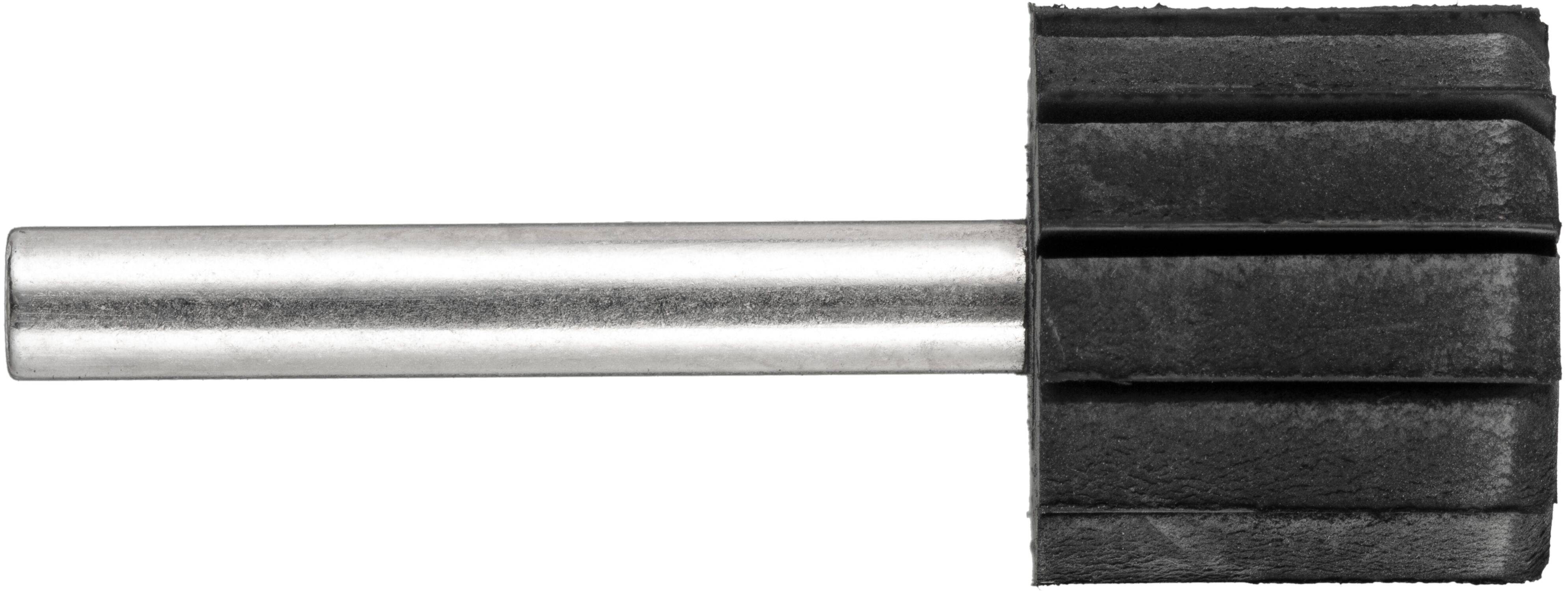 Eine zylindrische Metallstange mit einem quadratischen, schwarzen Bürstenaufsatz an einem Ende, die höchstwahrscheinlich als Werkzeug zum Reinigen oder Polieren von Oberflächen verwendet wird.