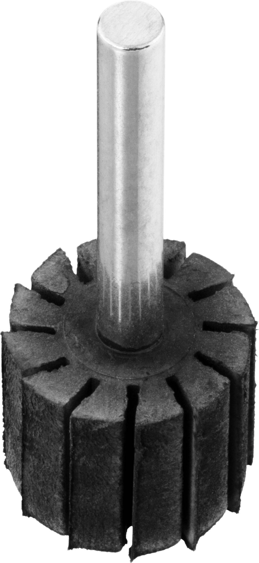 Eine zylindrische Schleifwerkzeug mit radialen Lamellen und einer zentralen Metallstange, die zum Schleifen oder Polieren von Oberflächen verwendet wird.