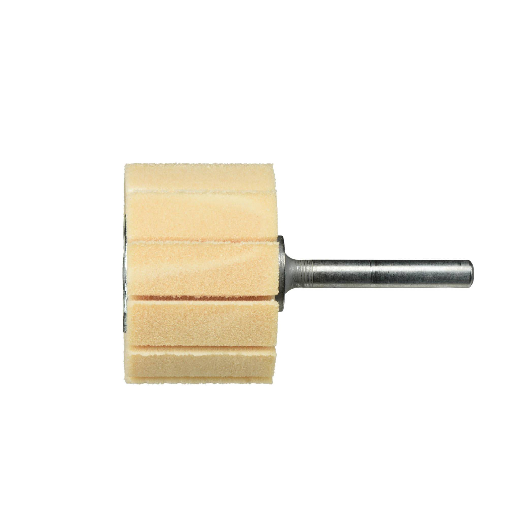 Ein zylindrisches Schleifwerkzeug mit einer Reihe von beigen Lappen um eine Metallstange, das zum Glätten von Oberflächen verwendet wird.